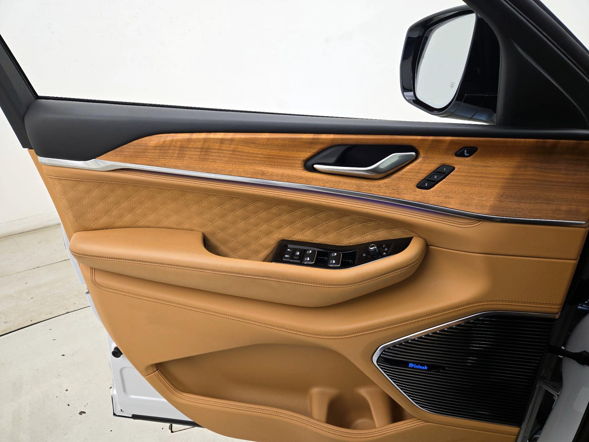 Thumbnail: 2022 Jeep Grand Cherokee - 12