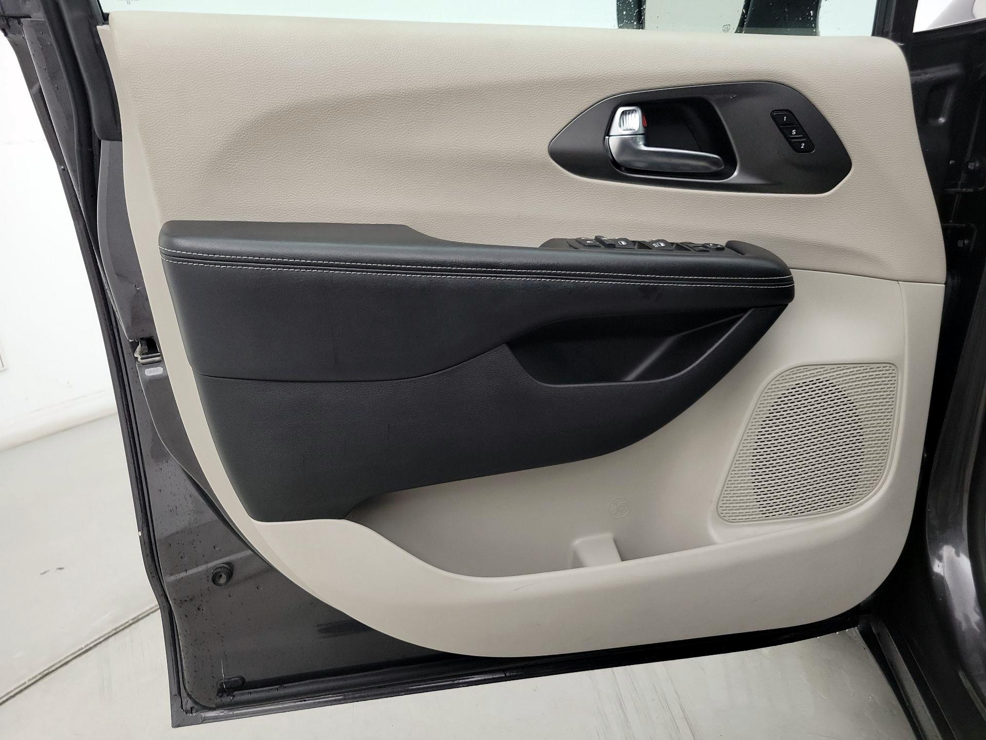 Thumbnail: 2023 Chrysler Pacifica - 12