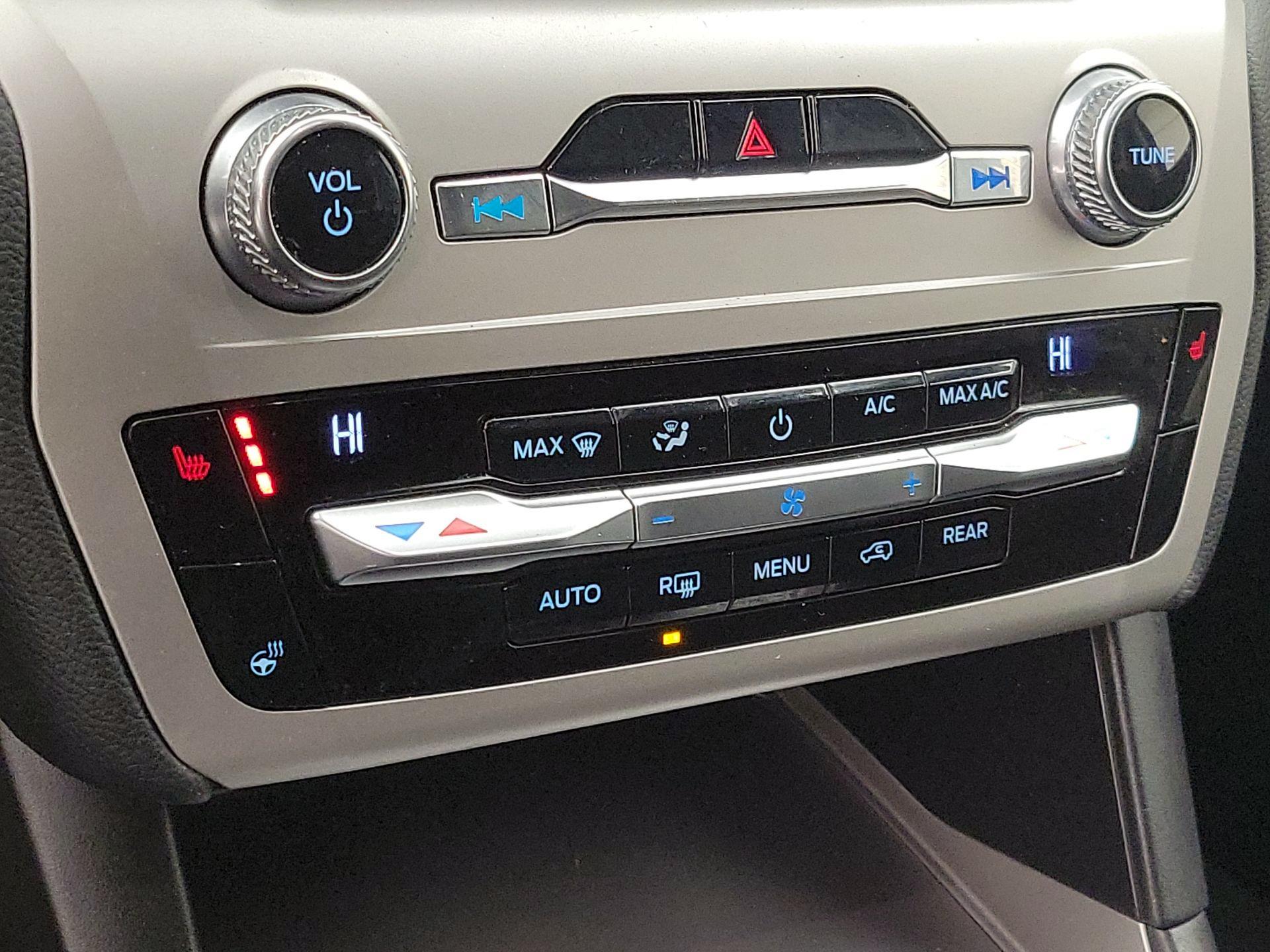 Thumbnail: 2020 Ford Explorer - 16