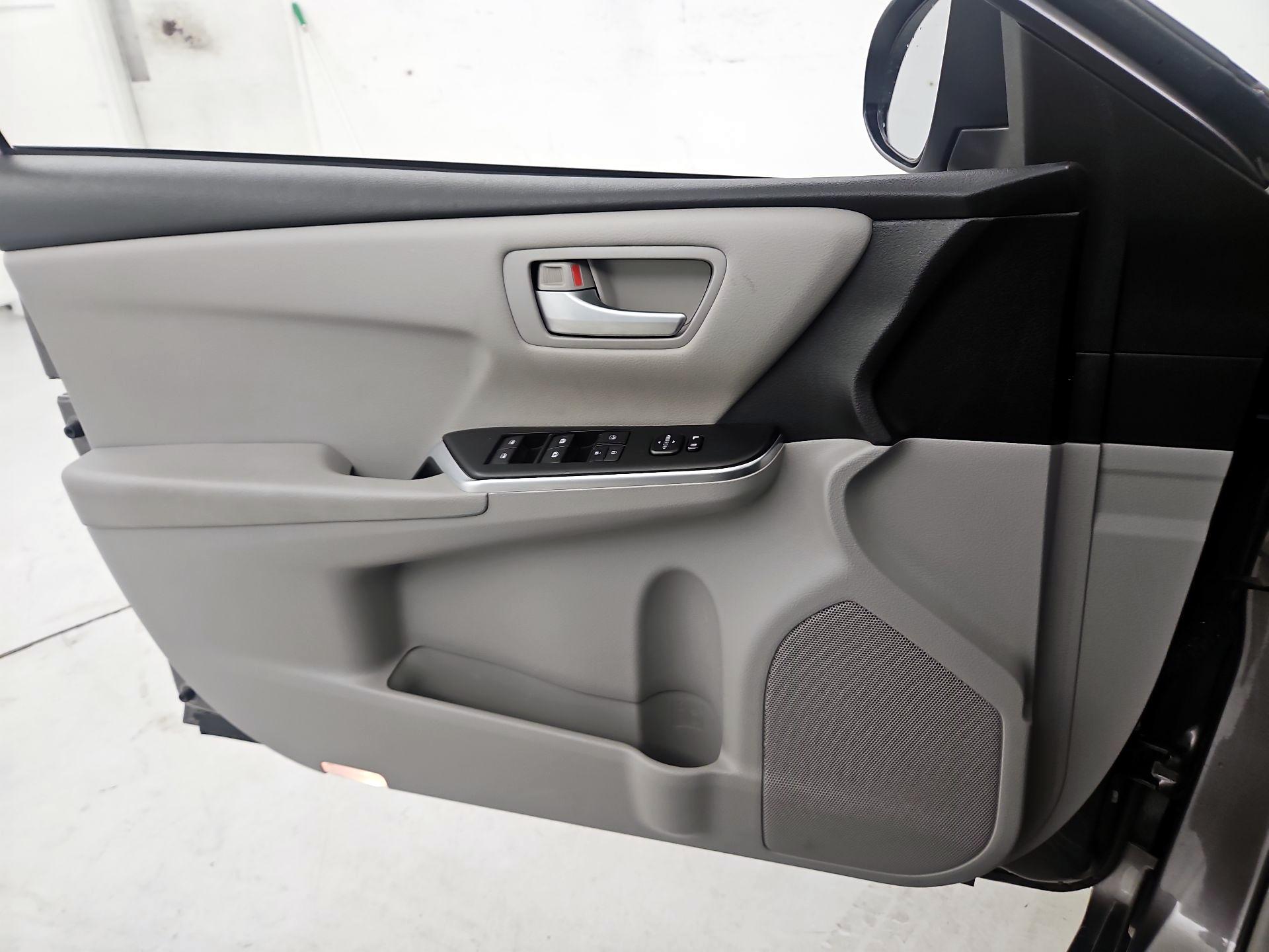 Thumbnail: 2015 Toyota Camry - 12