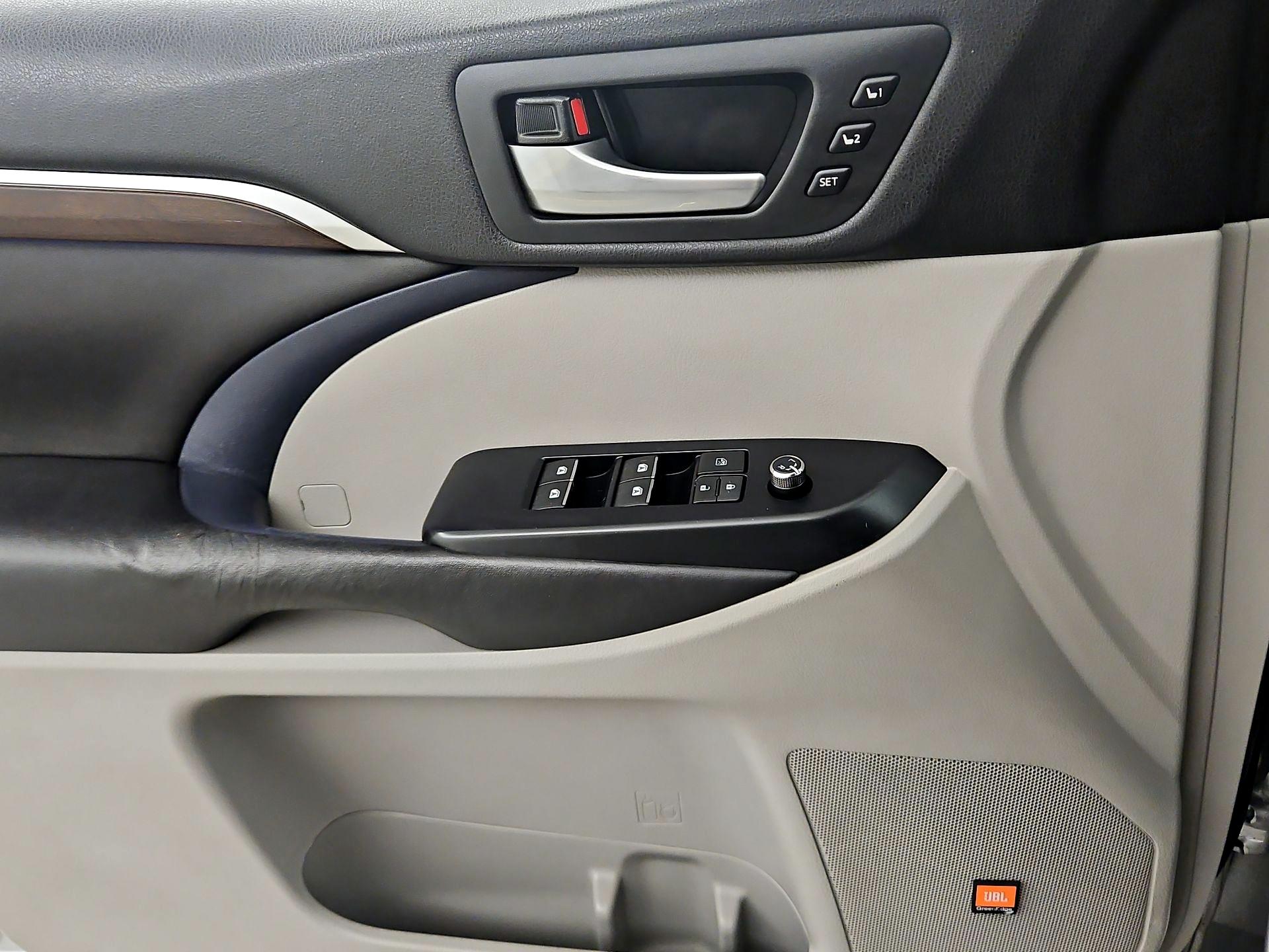 Thumbnail: 2016 Toyota Highlander - 12