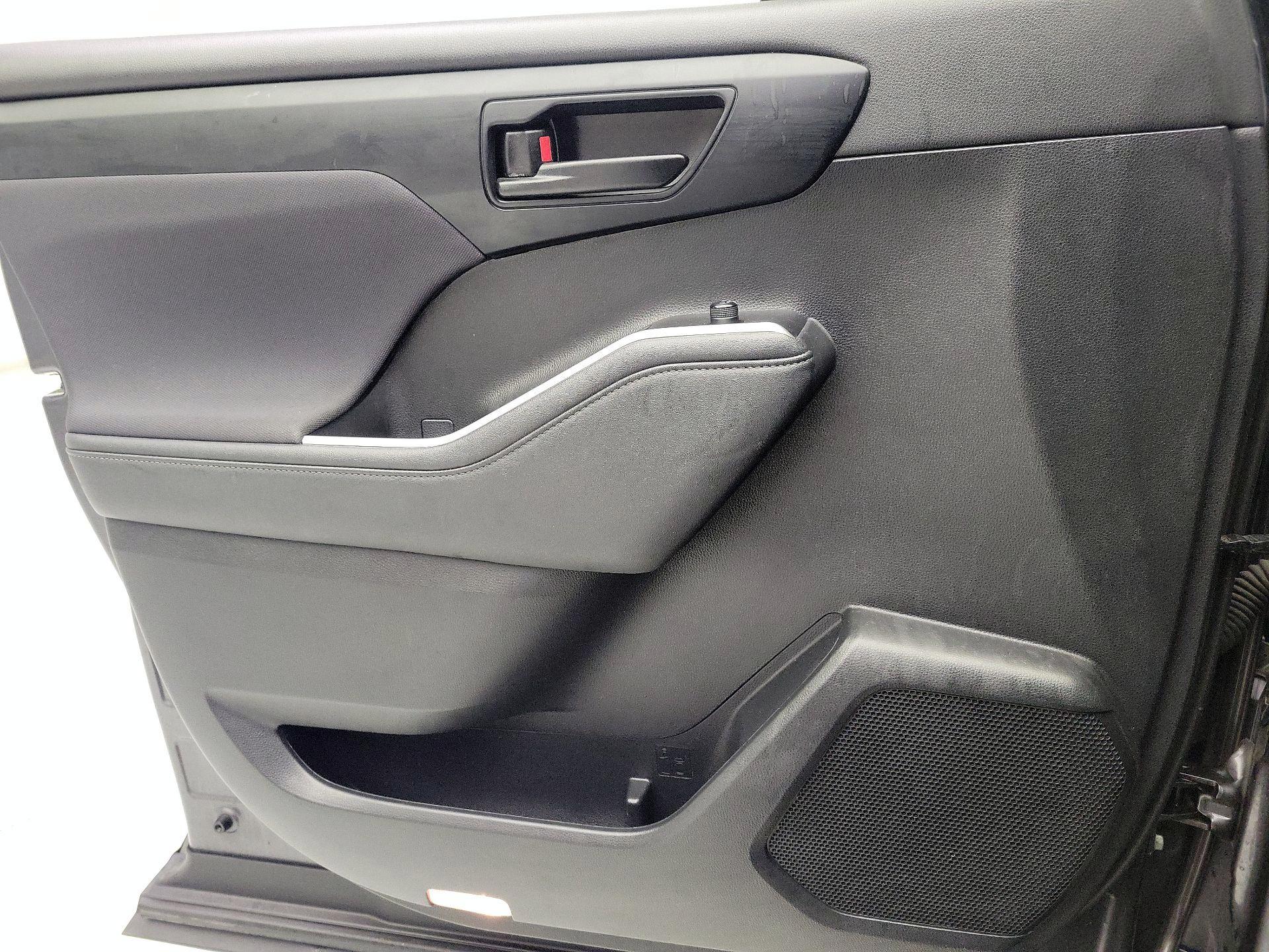 Thumbnail: 2023 Toyota Highlander - 12