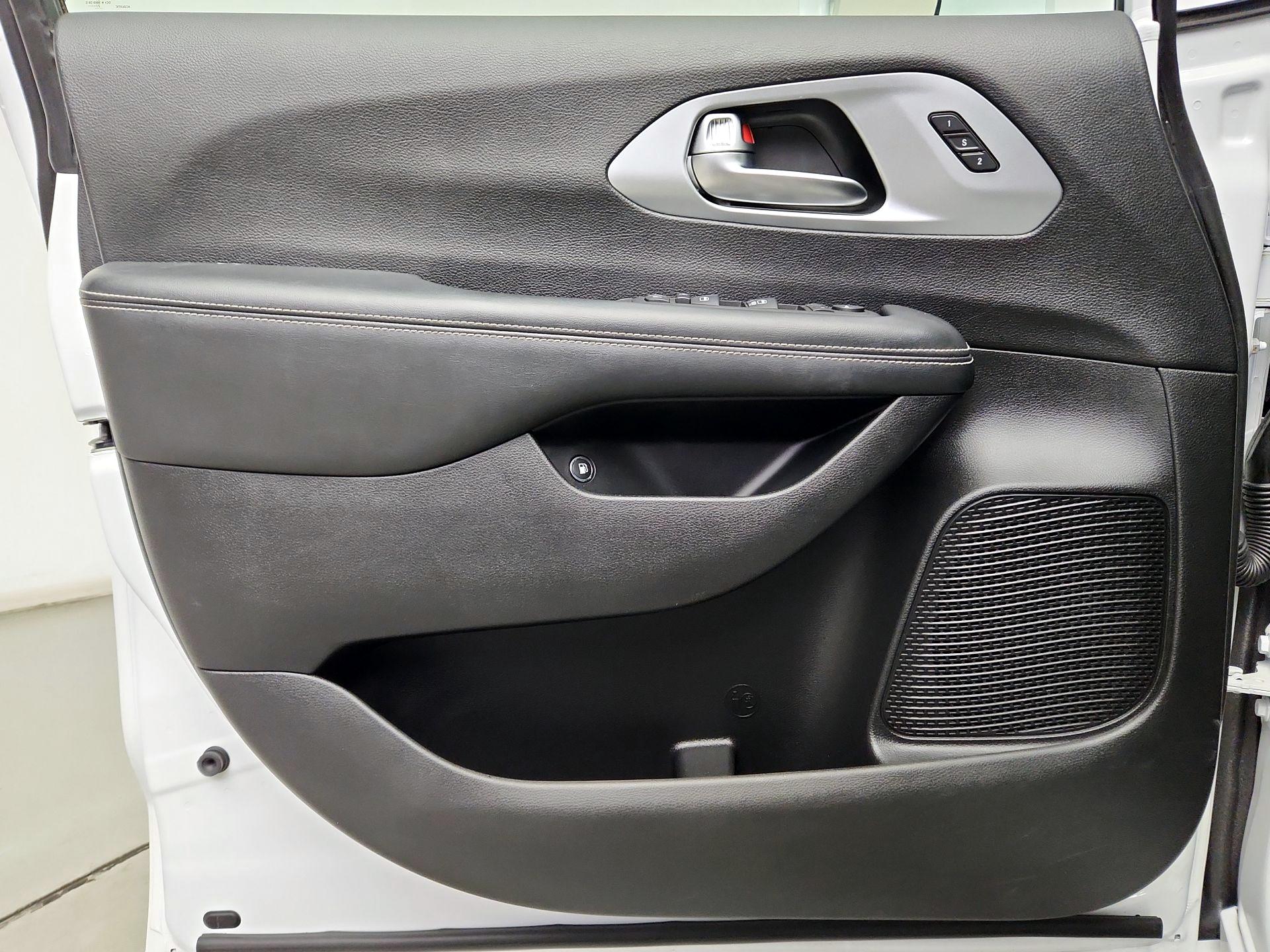Thumbnail: 2022 Chrysler Pacifica - 12