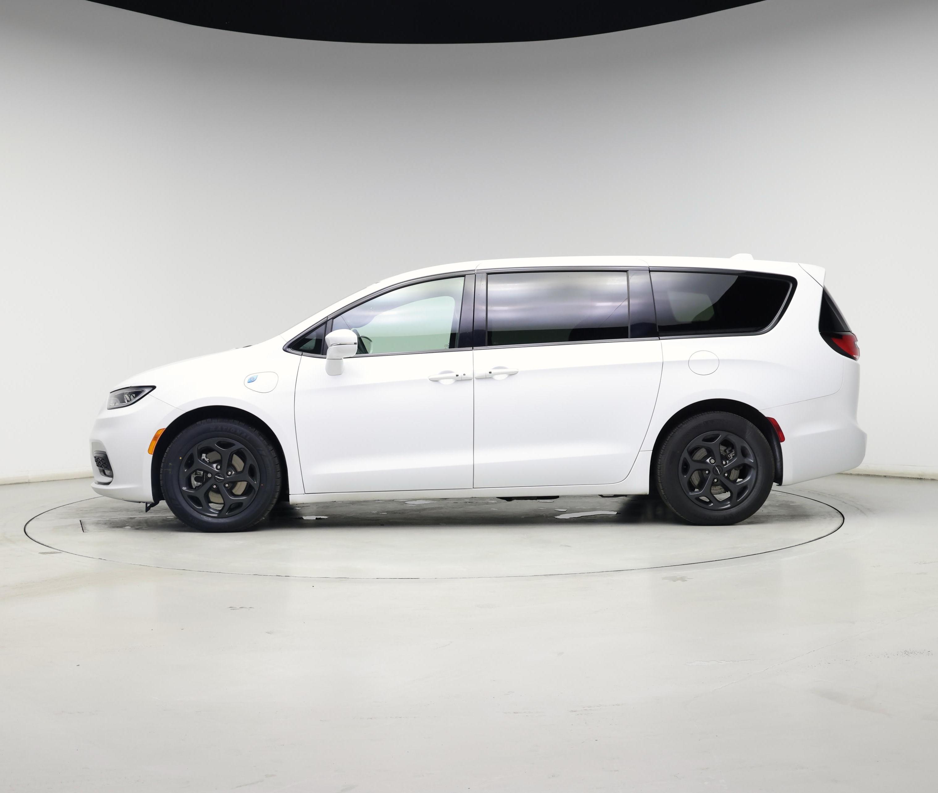 Thumbnail: 2022 Chrysler Pacifica - 3