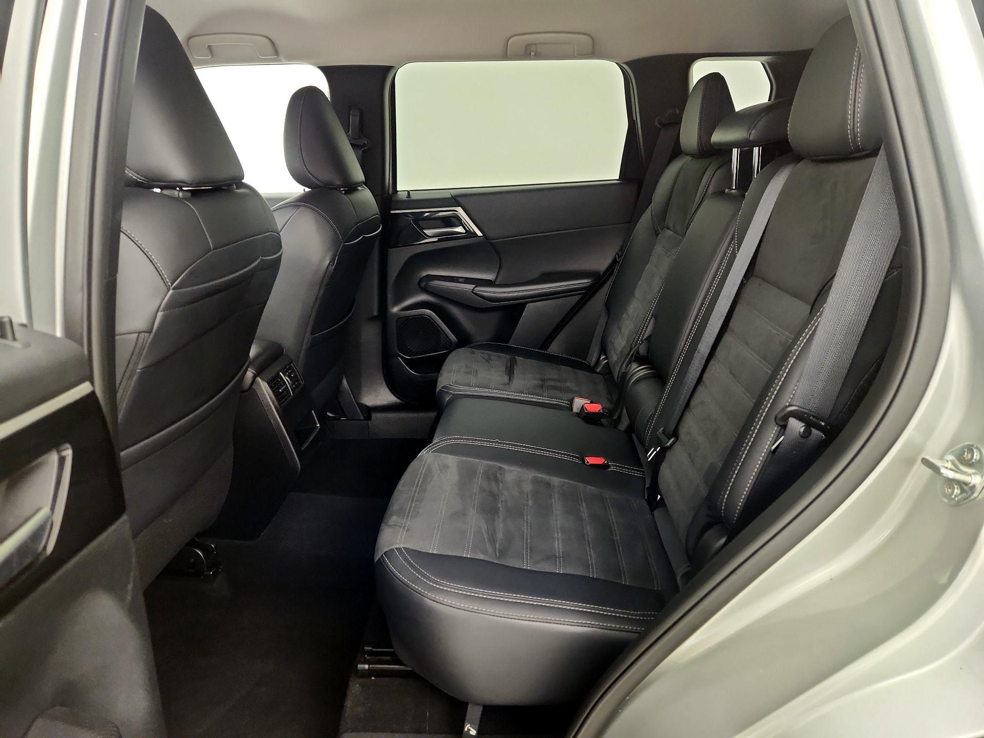 Thumbnail: 2024 Mitsubishi Outlander - 20