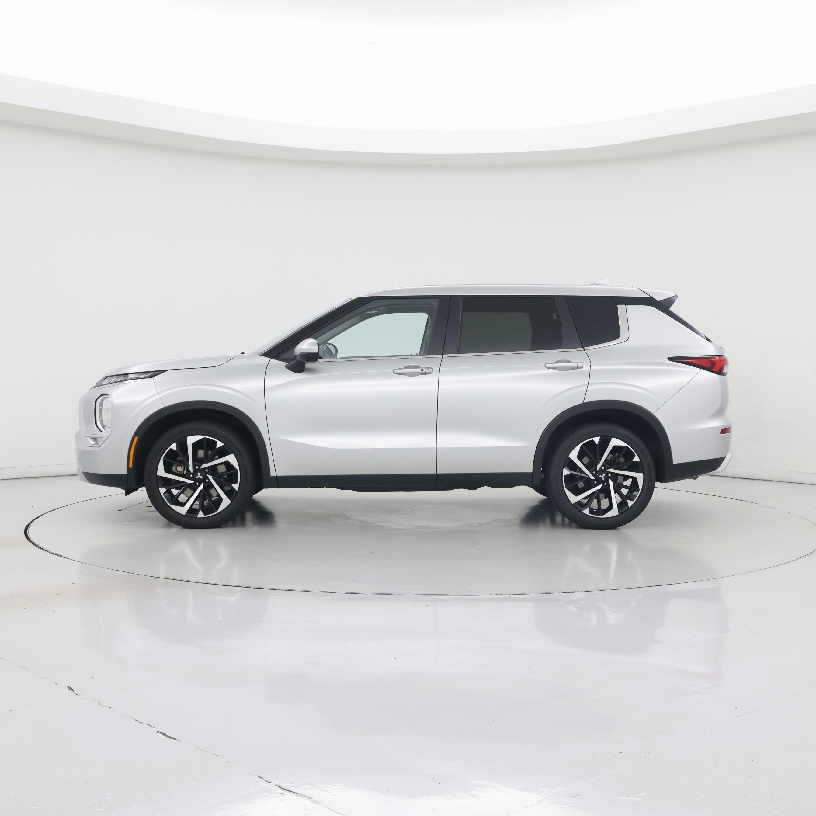 Thumbnail: 2024 Mitsubishi Outlander - 3