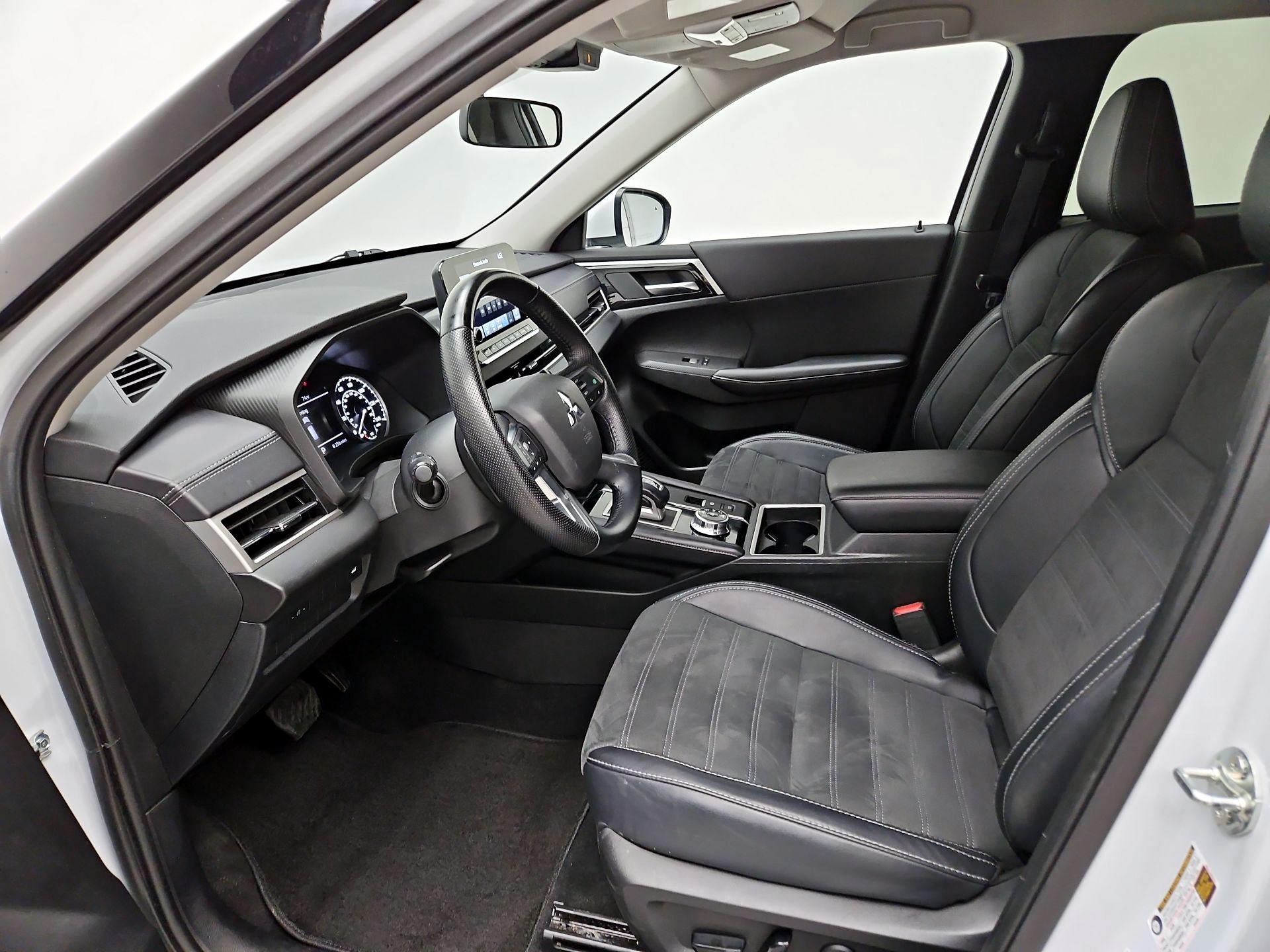 Thumbnail: 2024 Mitsubishi Outlander - 11