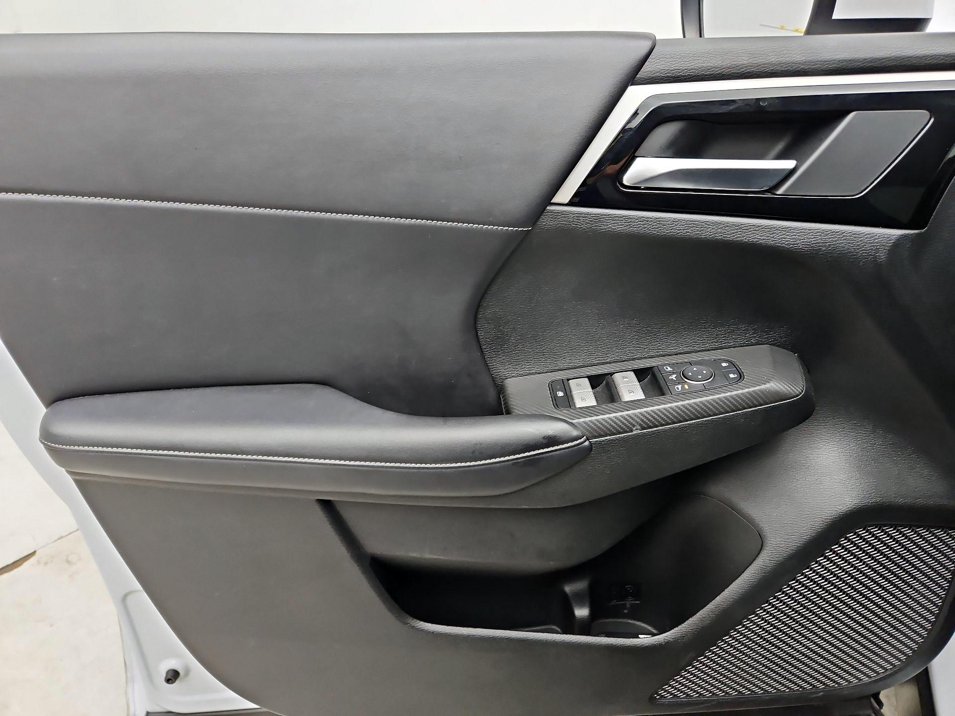 Thumbnail: 2024 Mitsubishi Outlander - 12