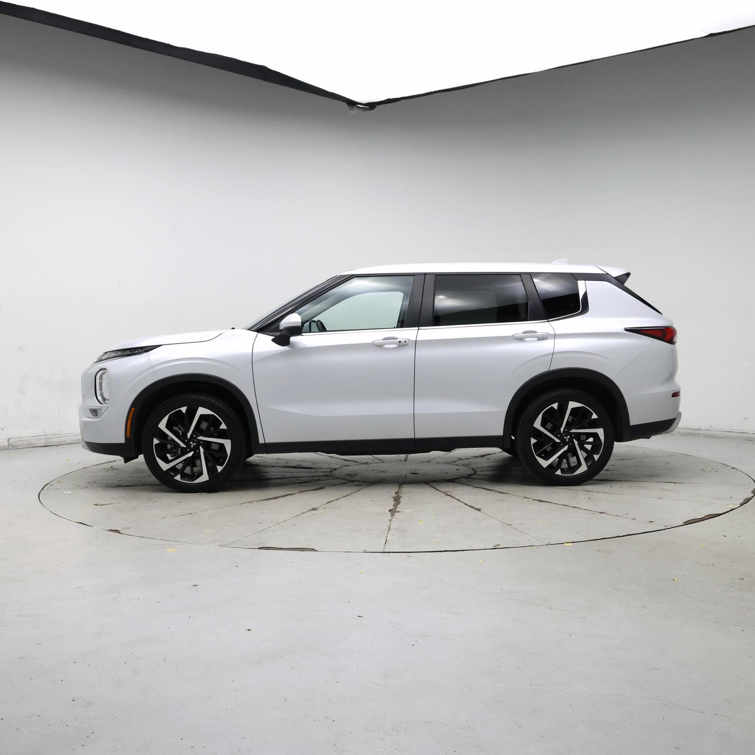 Thumbnail: 2024 Mitsubishi Outlander - 3