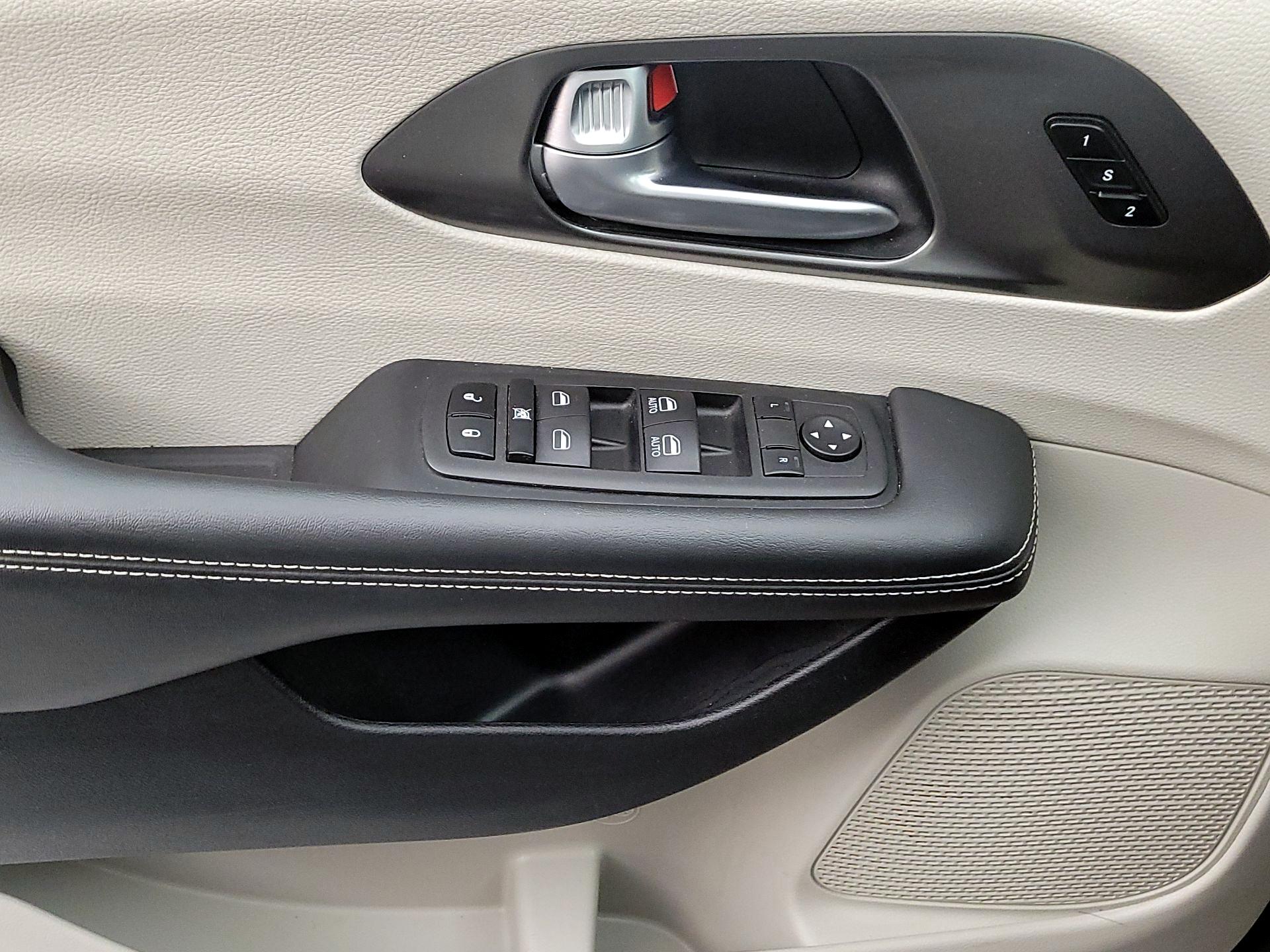 Thumbnail: 2023 Chrysler Pacifica - 12