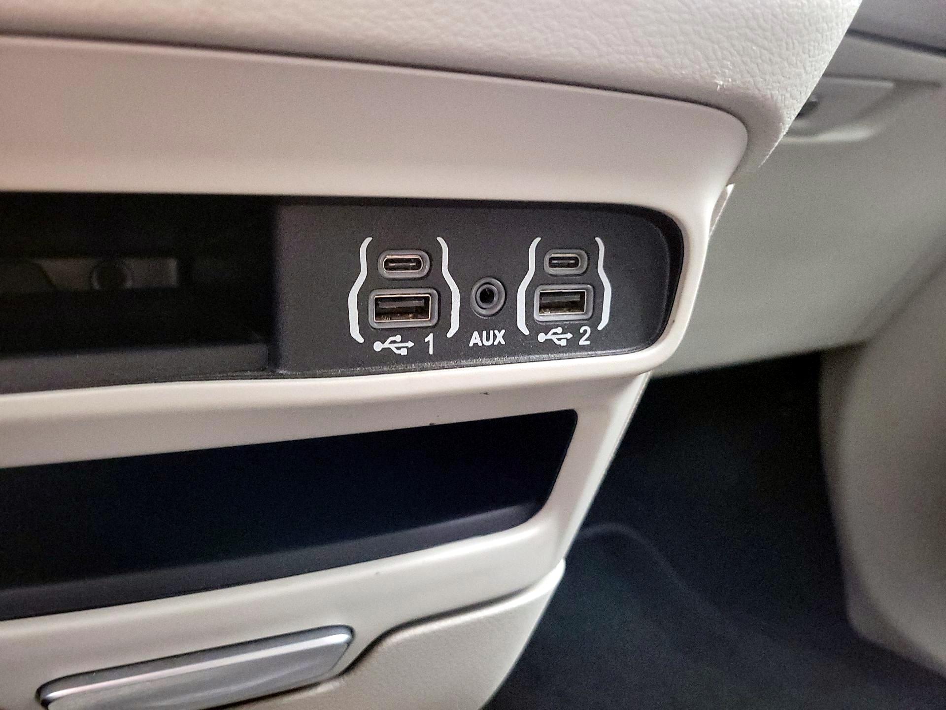 Thumbnail: 2023 Chrysler Pacifica - 18