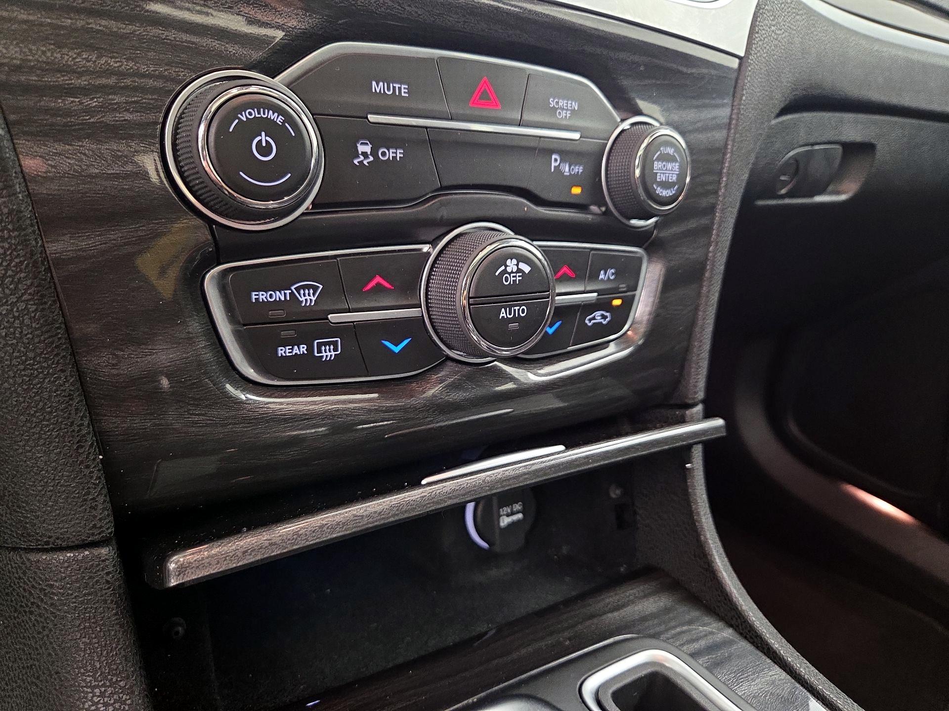 Thumbnail: 2021 Chrysler 300 - 17