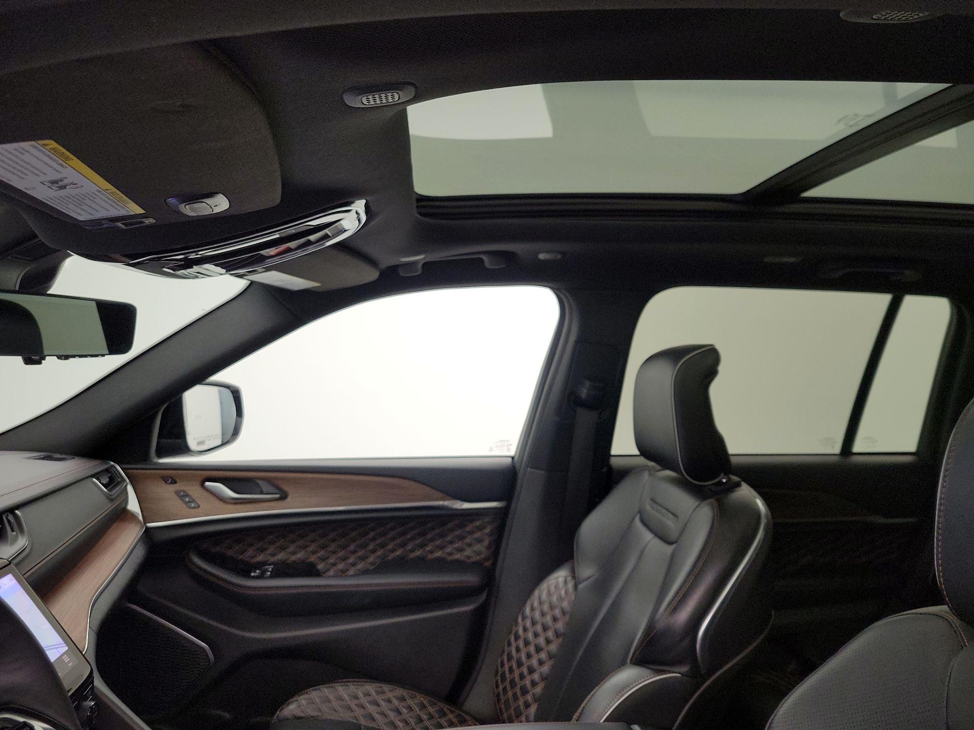 Thumbnail: 2022 Jeep Grand Cherokee - 20