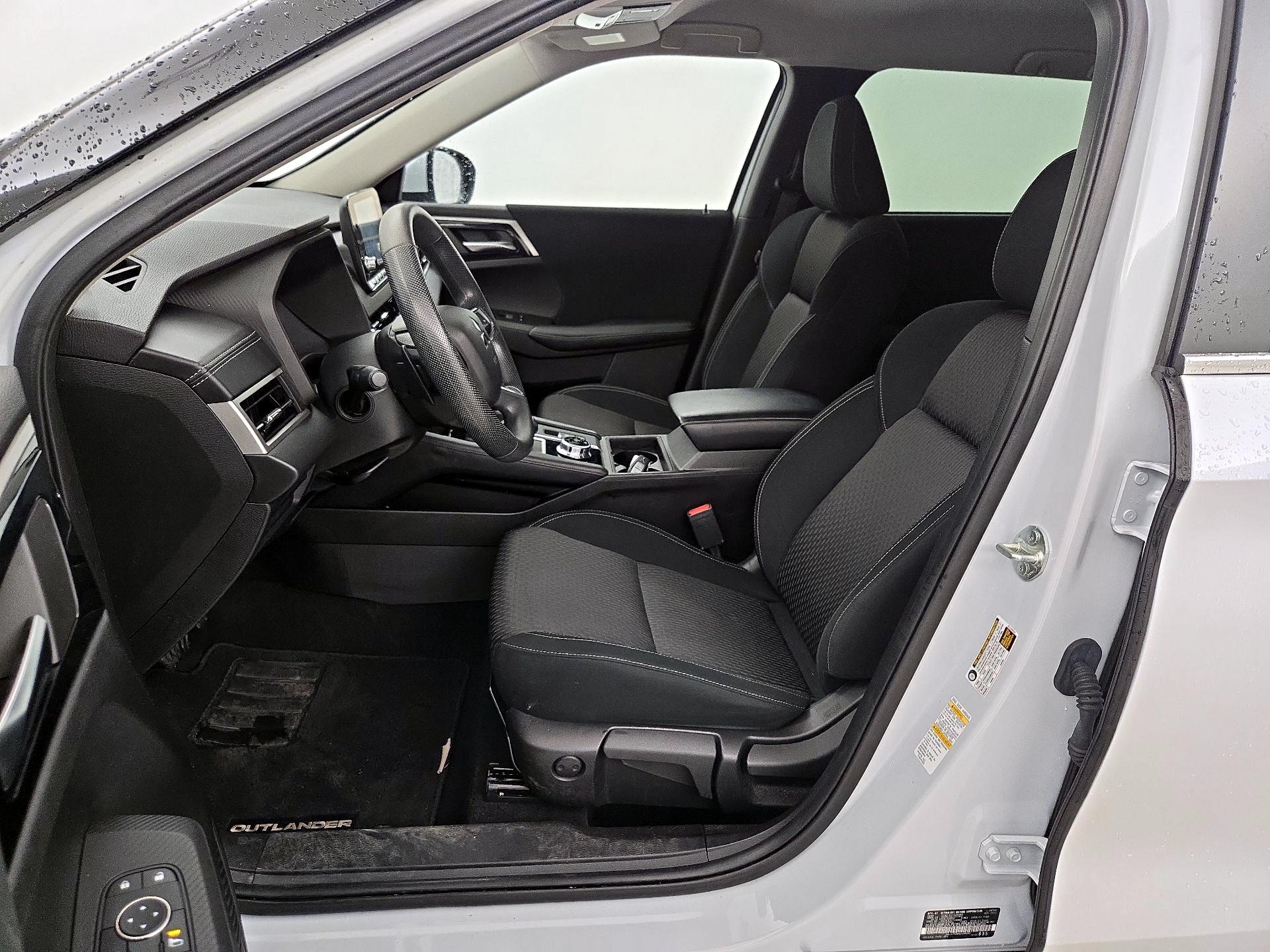 Thumbnail: 2022 Mitsubishi Outlander - 11