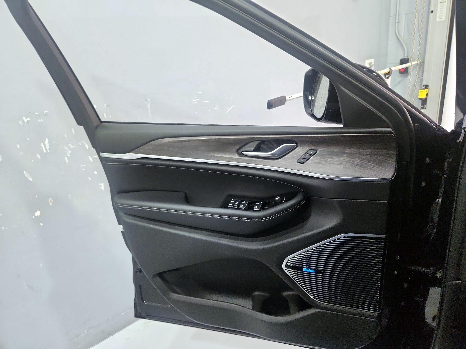 Thumbnail: 2022 Jeep Grand Cherokee - 12