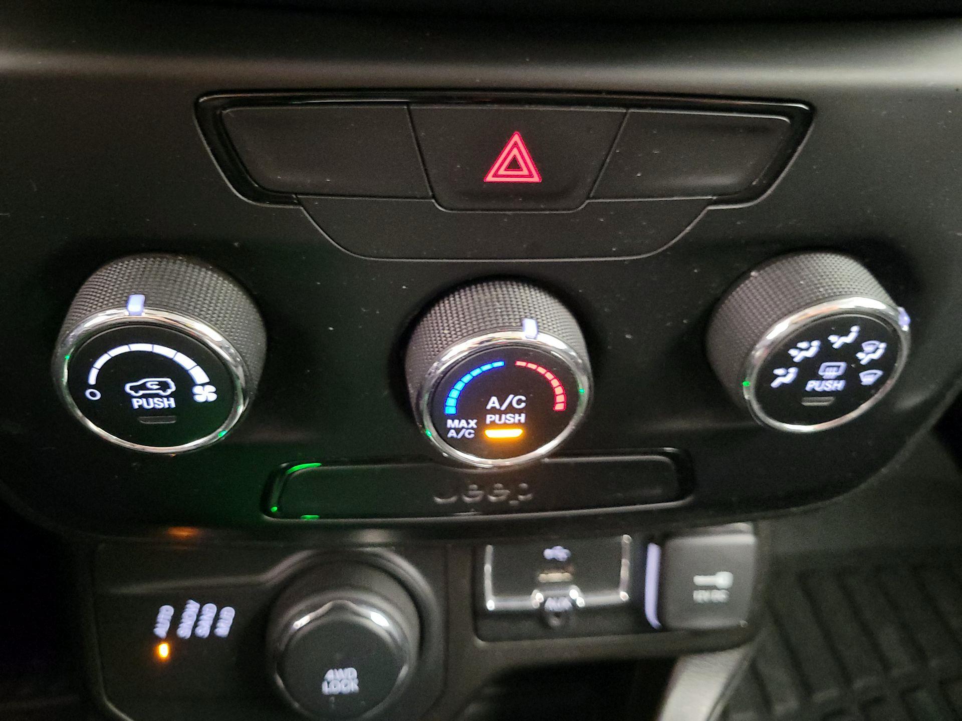 Thumbnail: 2020 Jeep Renegade - 16