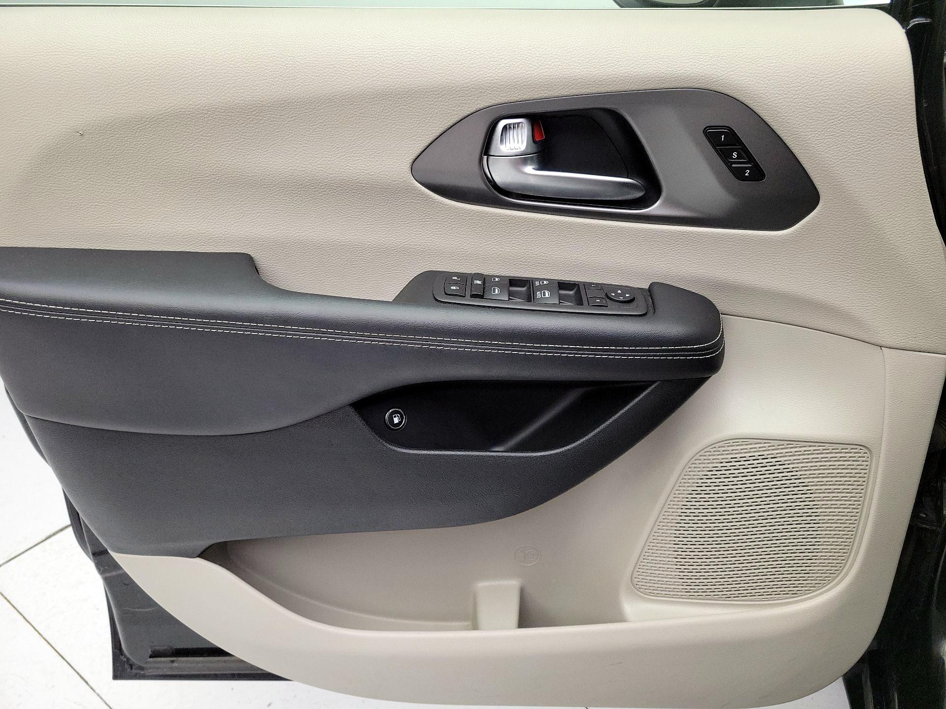 Thumbnail: 2023 Chrysler Pacifica - 12