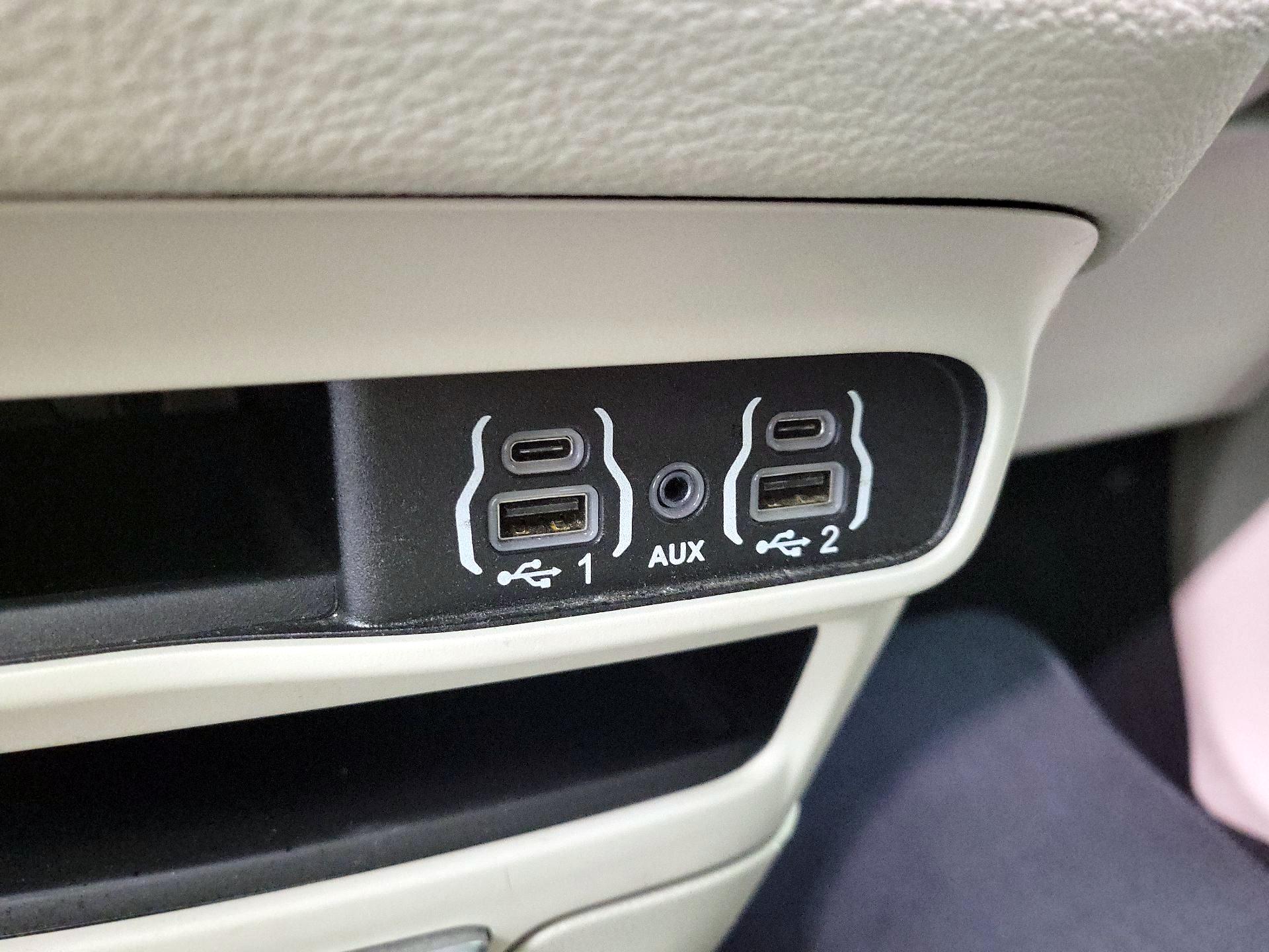 Thumbnail: 2023 Chrysler Pacifica - 18