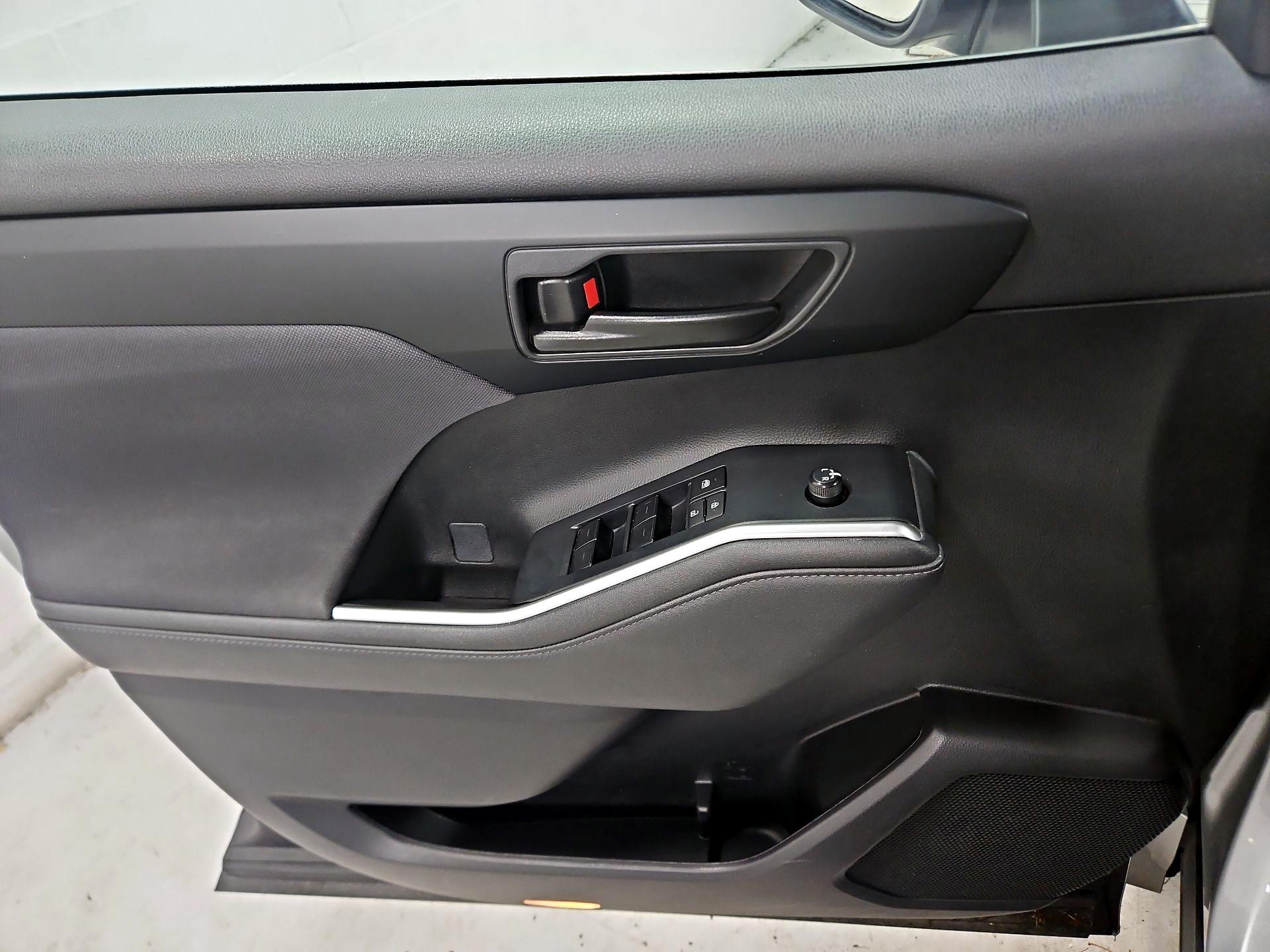 Thumbnail: 2023 Toyota Highlander - 12