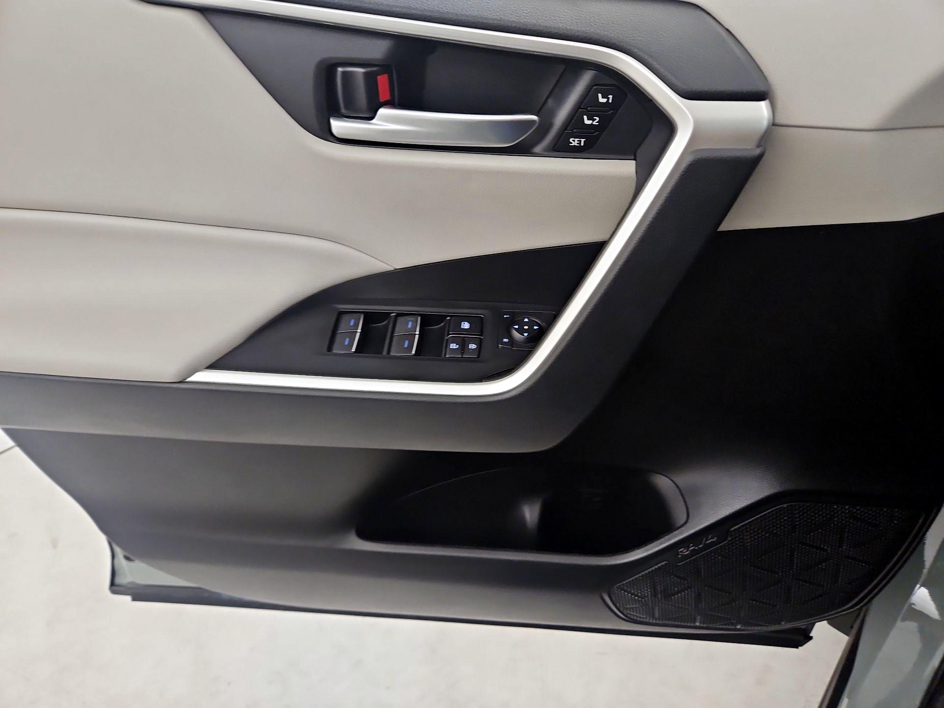 Thumbnail: 2022 Toyota RAV4 - 12