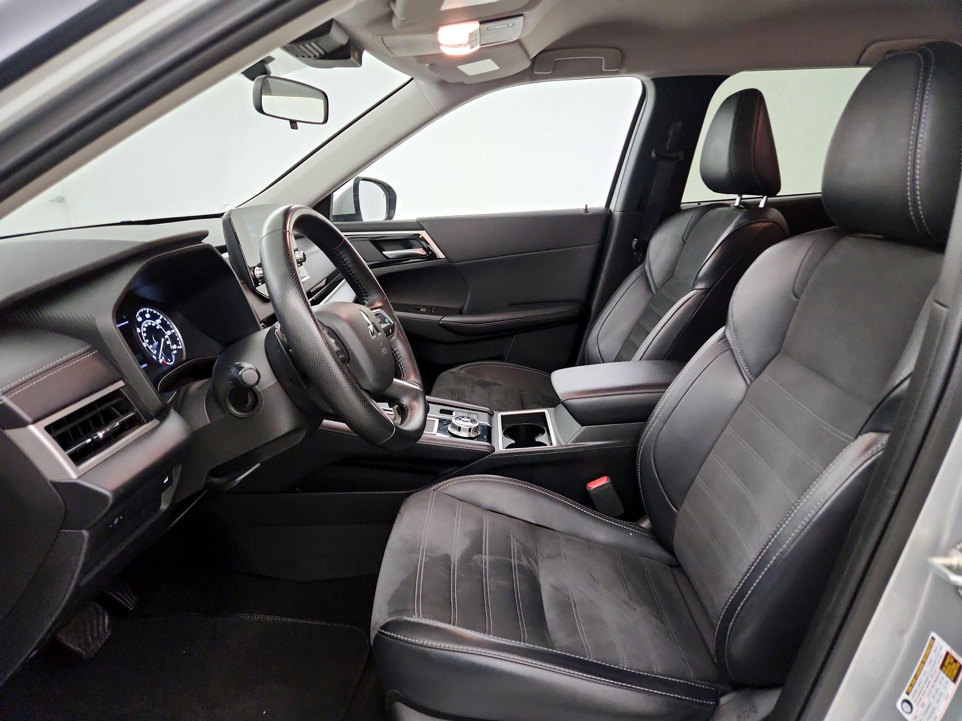 Thumbnail: 2024 Mitsubishi Outlander - 9