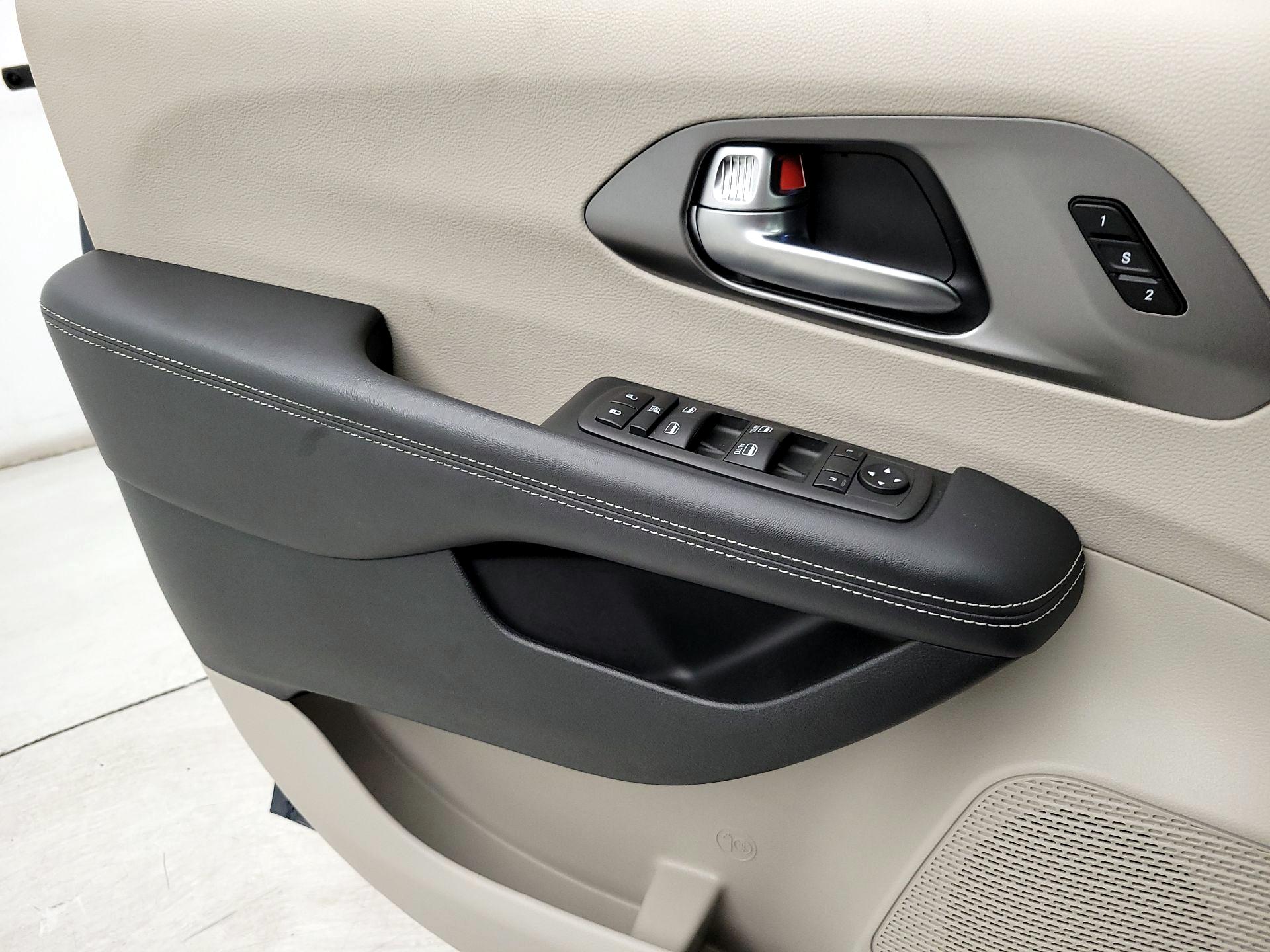 Thumbnail: 2023 Chrysler Pacifica - 12