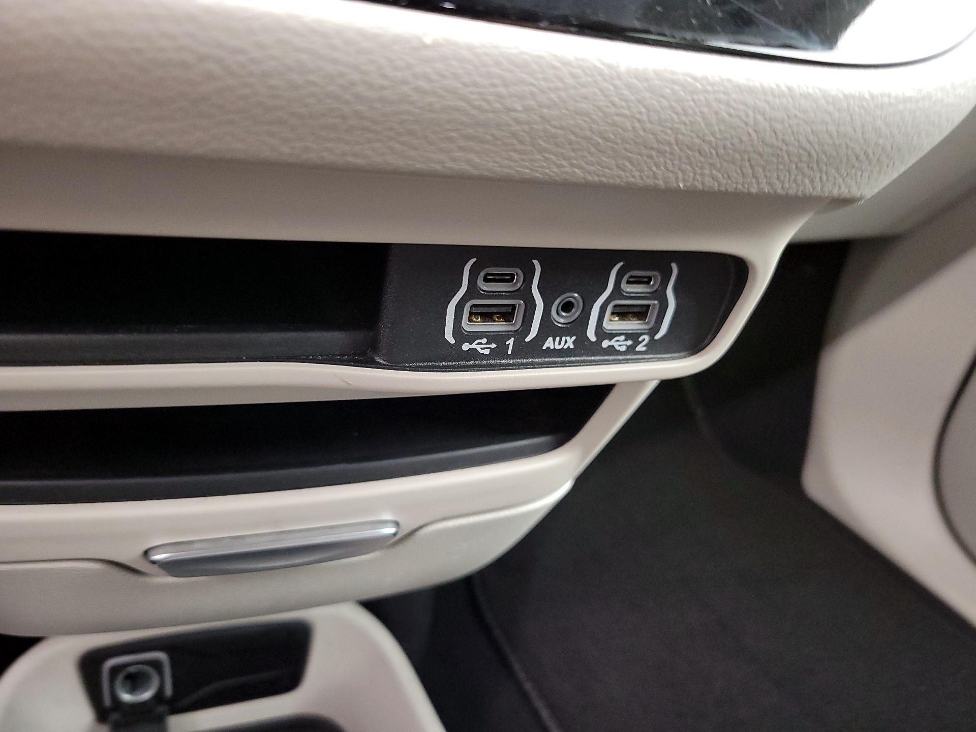 Thumbnail: 2023 Chrysler Pacifica - 18