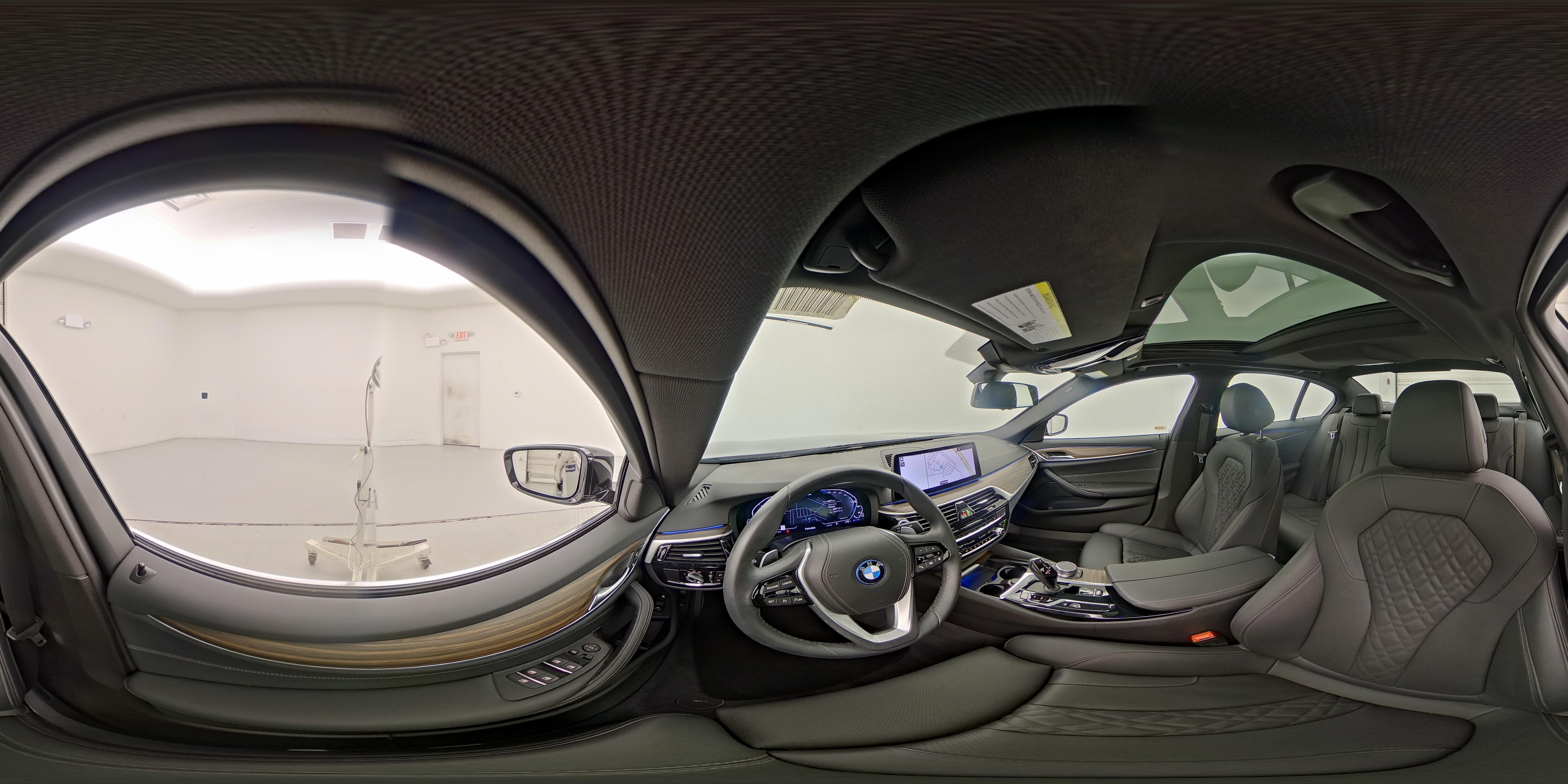 2022 BMW 5 Series 530e - Photo 28