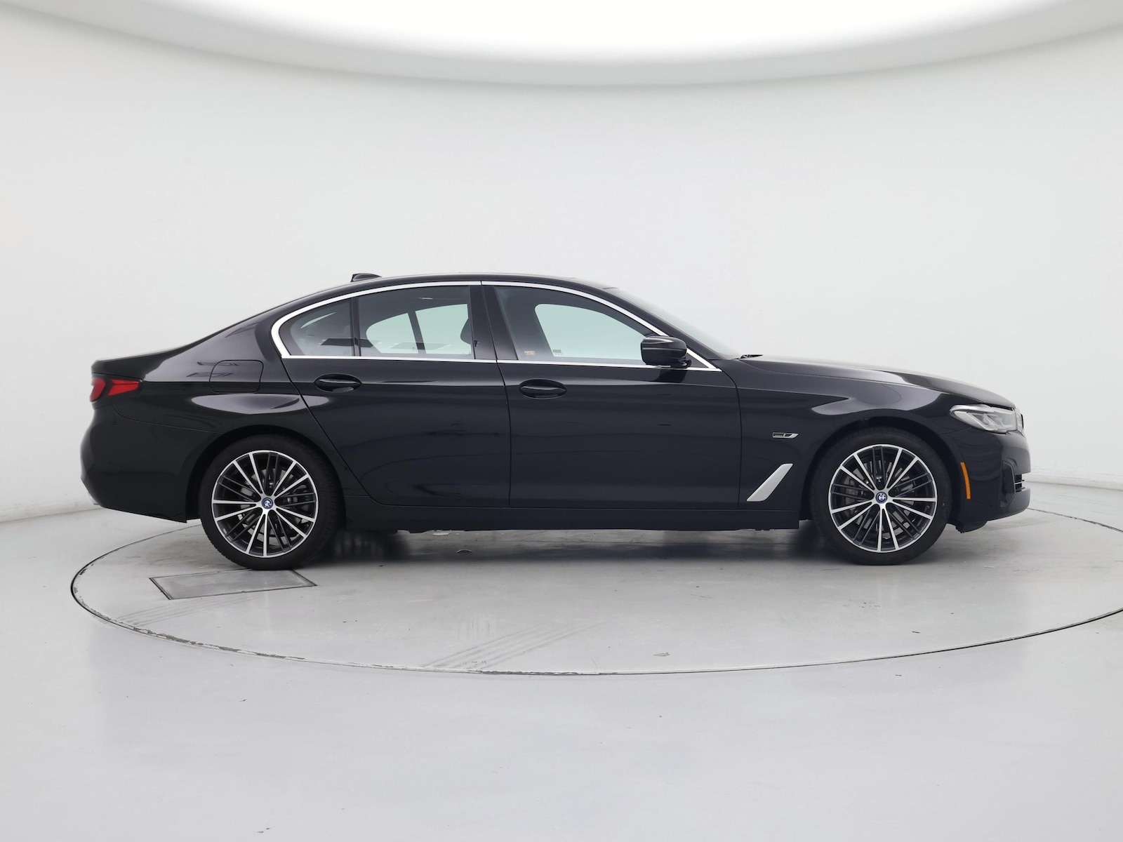 2022 BMW 5 Series 530e - Photo 8