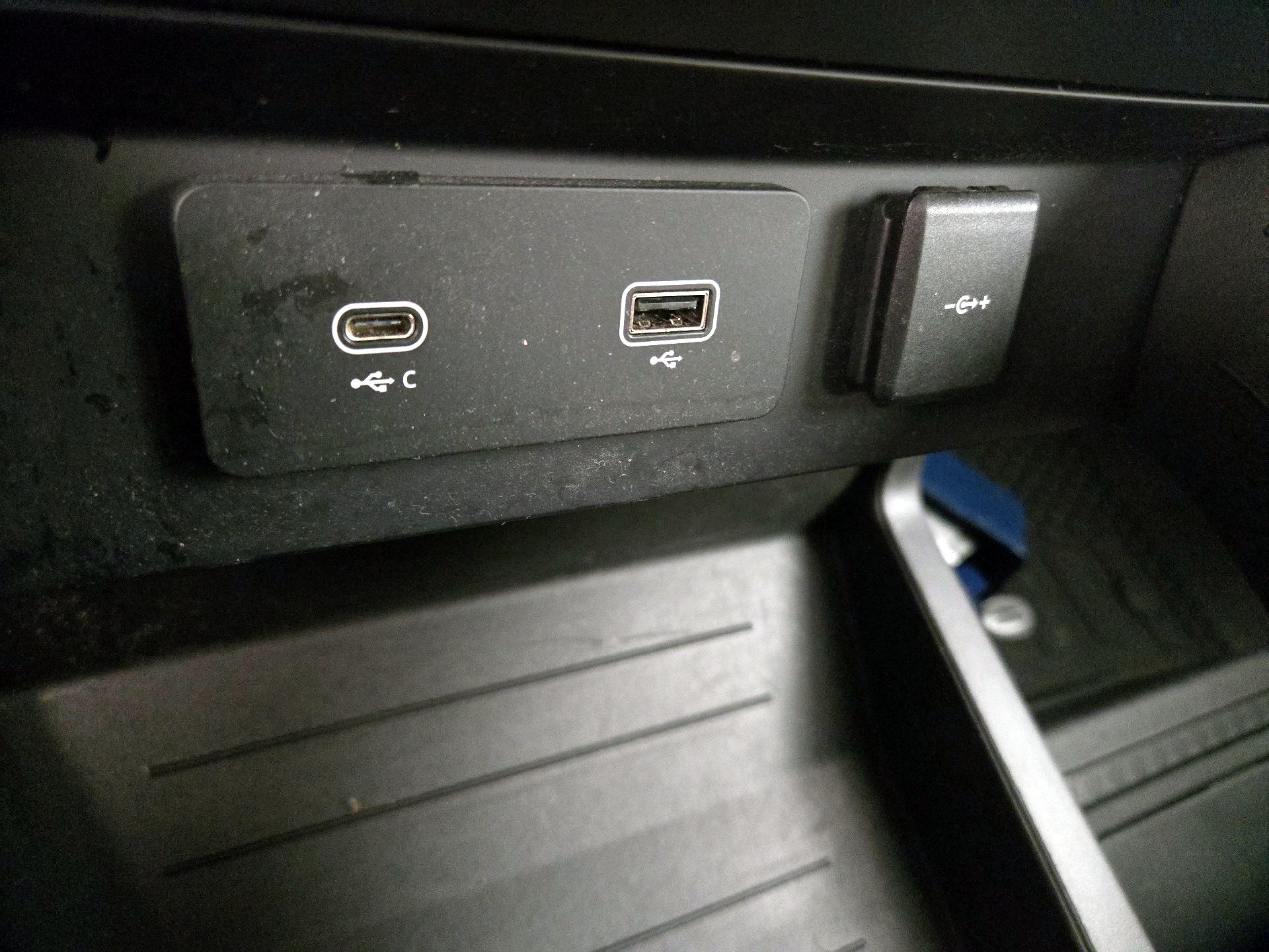 Thumbnail: 2023 Land Rover Defender - 19