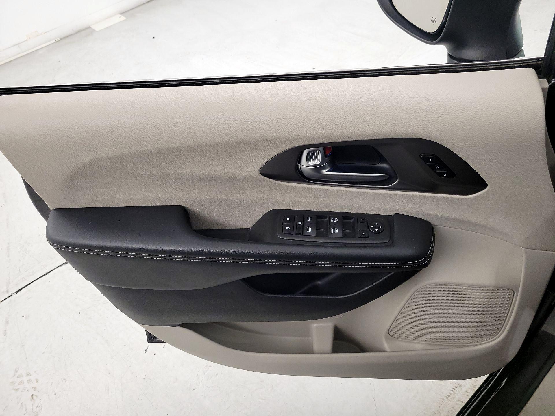 Thumbnail: 2023 Chrysler Pacifica - 12