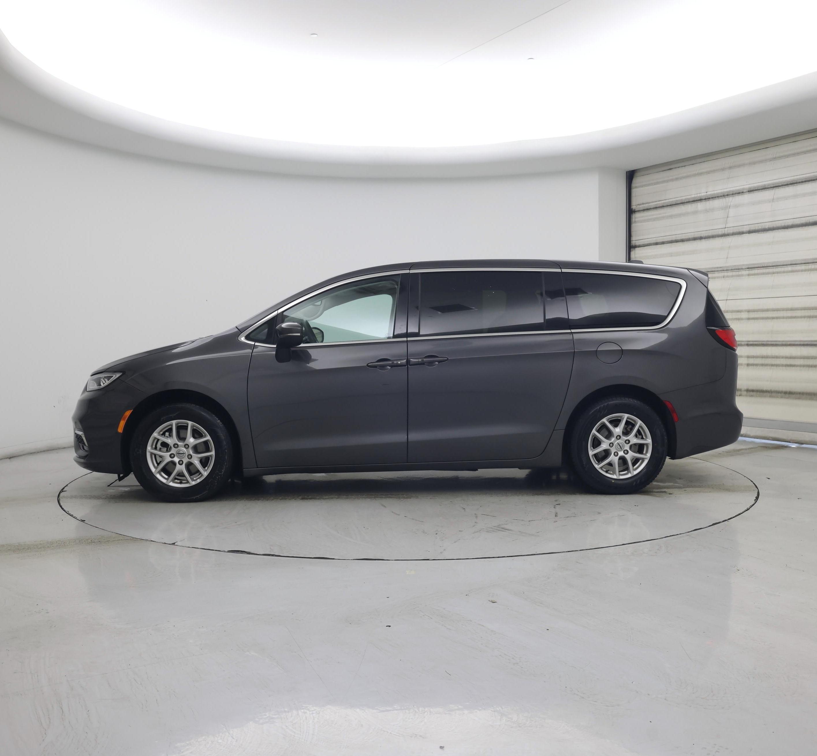 Thumbnail: 2023 Chrysler Pacifica - 3