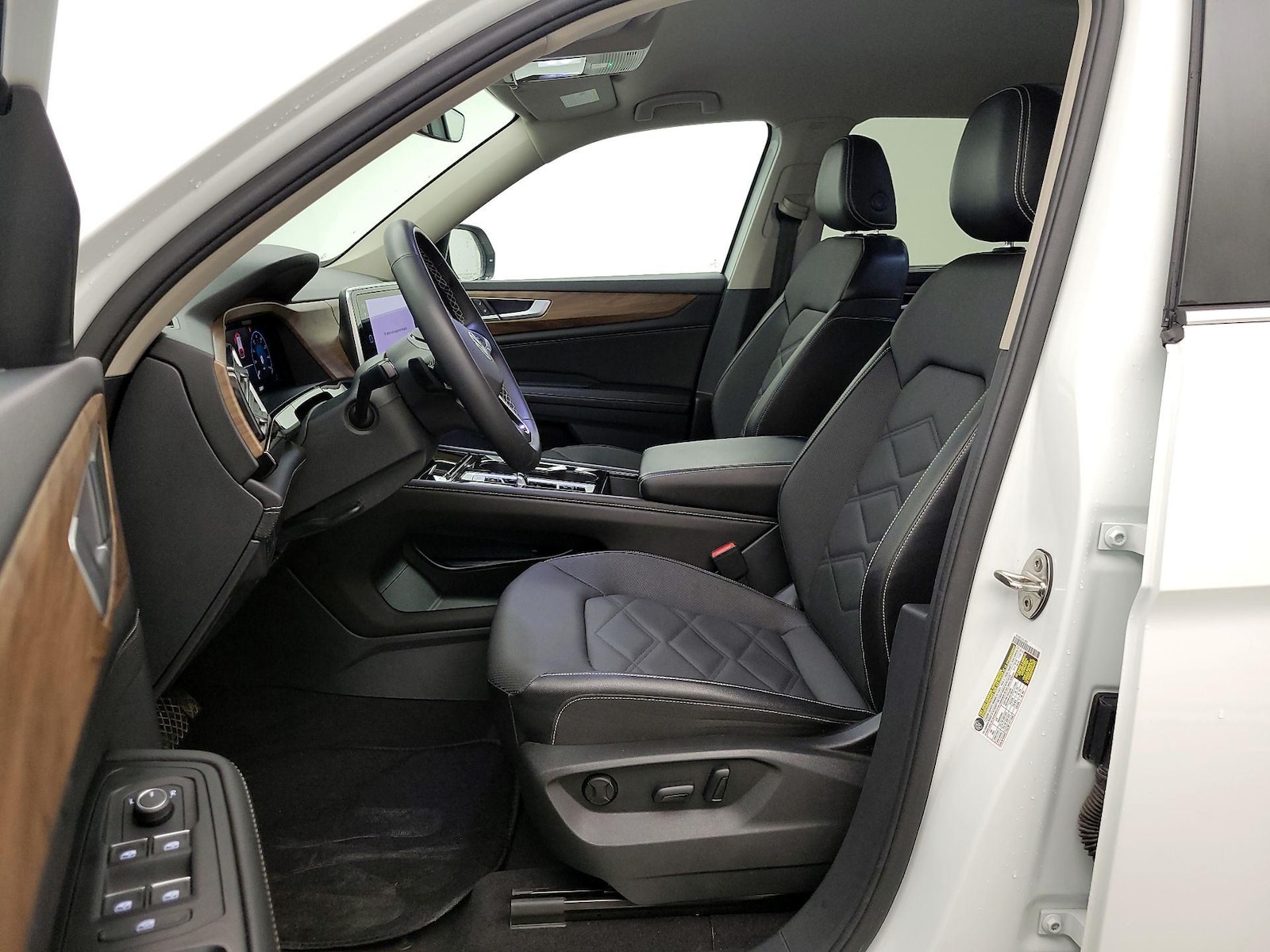 2024 Volkswagen Atlas SE w/Tech - Photo 12