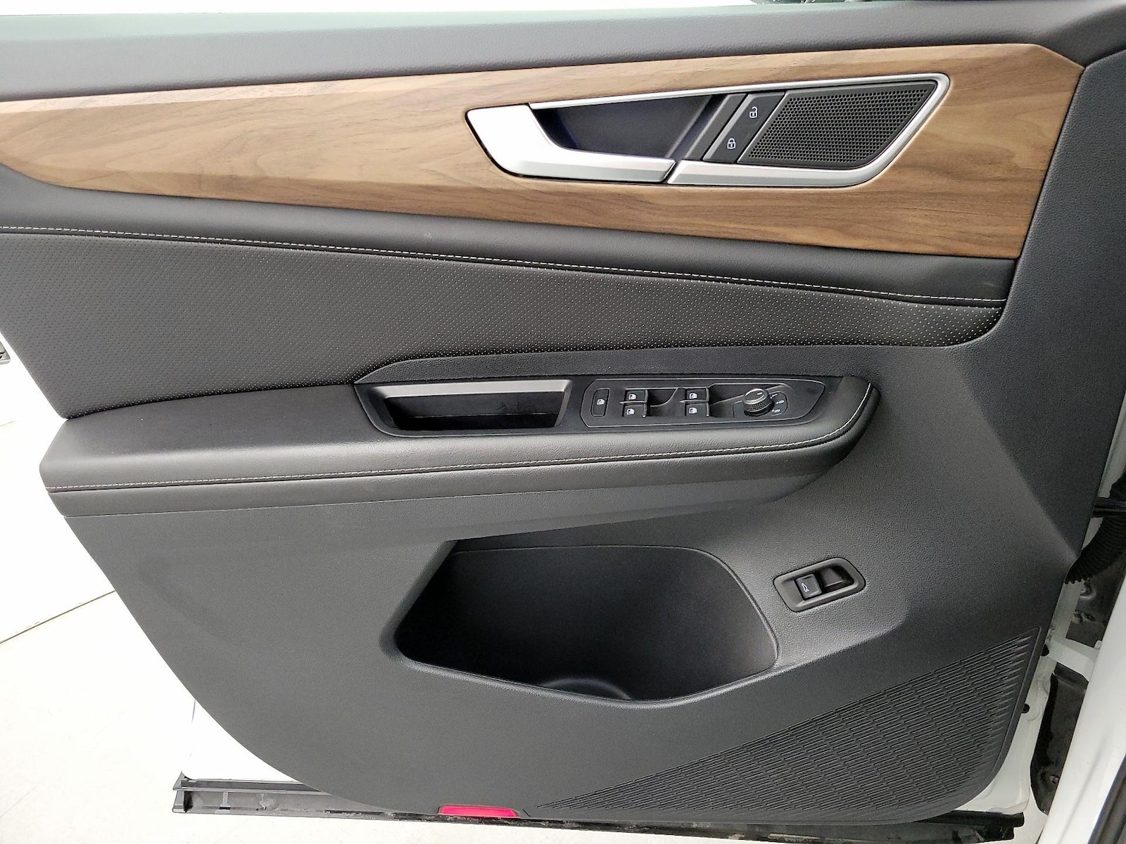2024 Volkswagen Atlas SE w/Tech - Photo 13