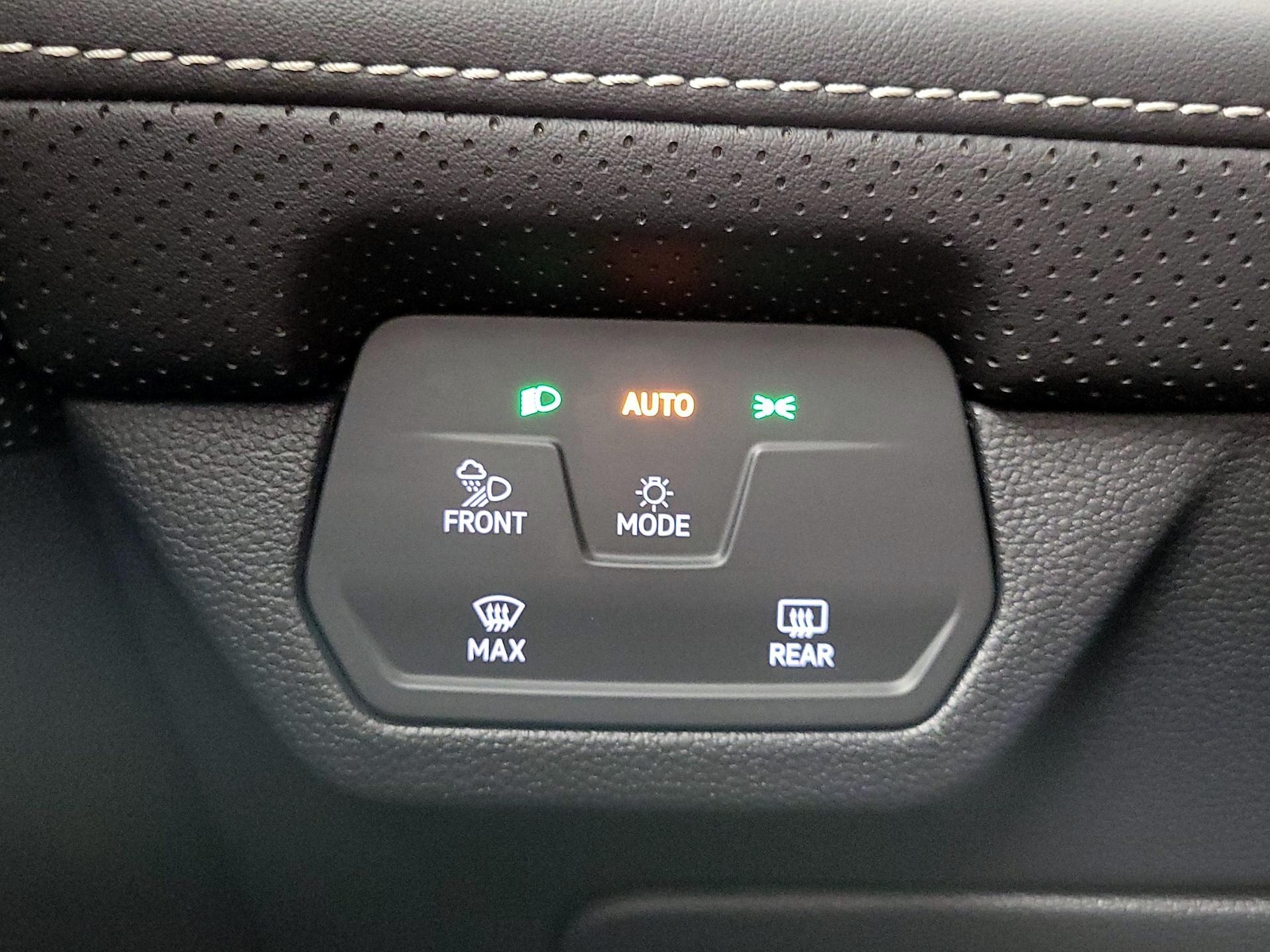 2024 Volkswagen Atlas SE w/Tech - Photo 14