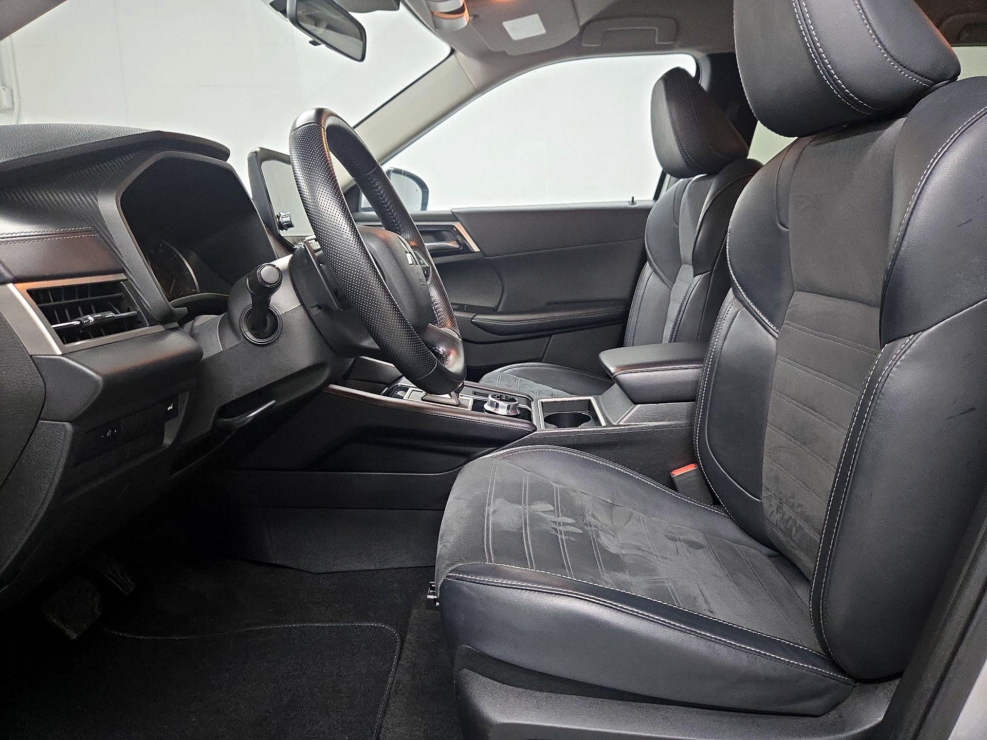 Thumbnail: 2024 Mitsubishi Outlander - 11