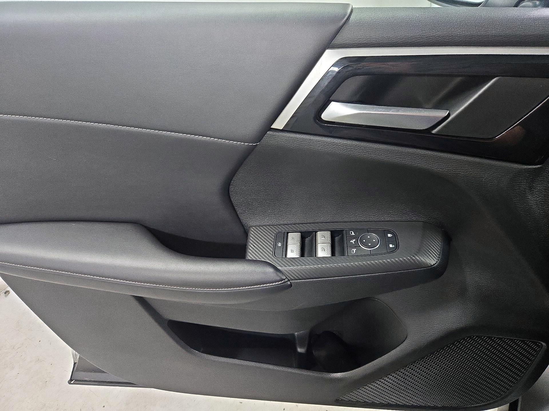 Thumbnail: 2024 Mitsubishi Outlander - 12