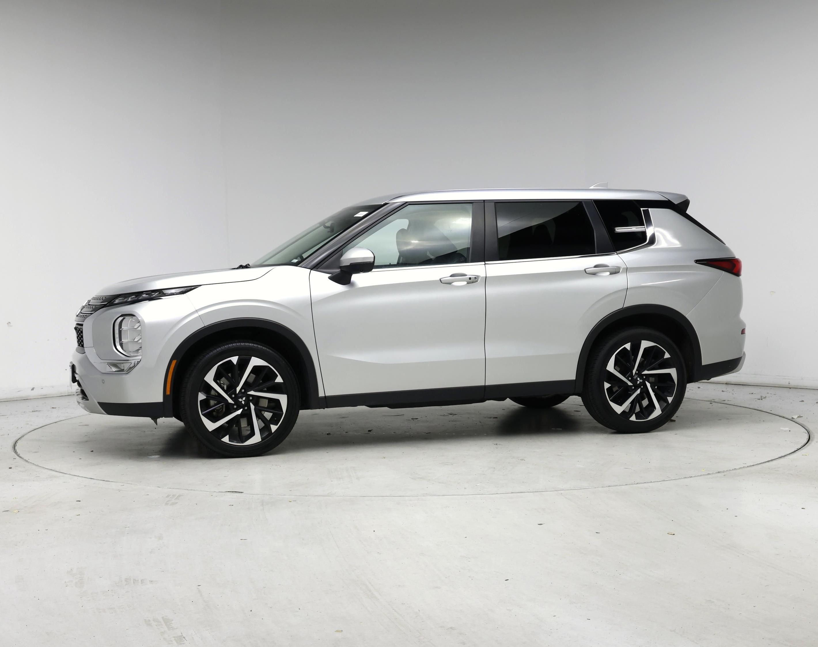 Thumbnail: 2024 Mitsubishi Outlander - 3