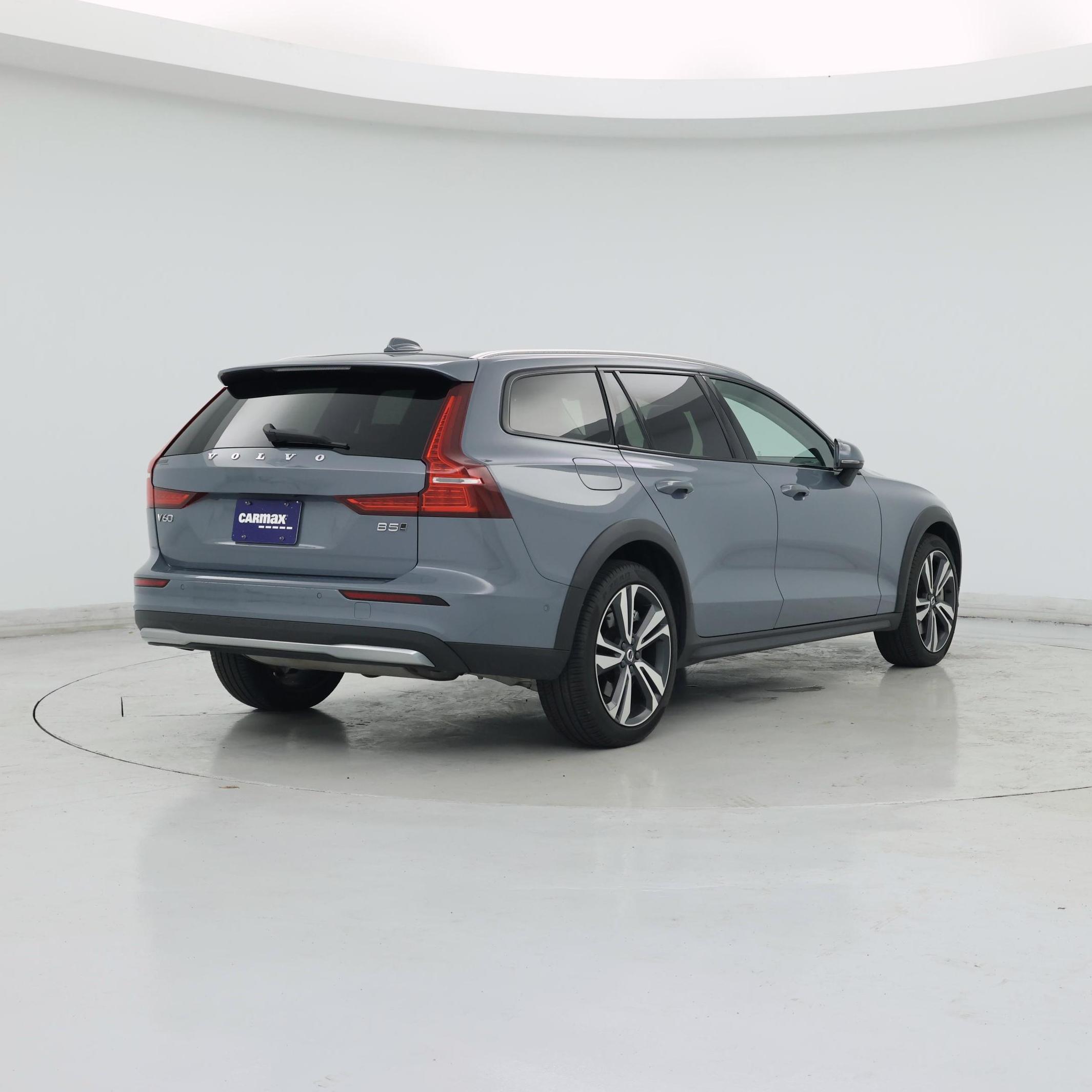 Thumbnail: 2023 Volvo S60 - 8