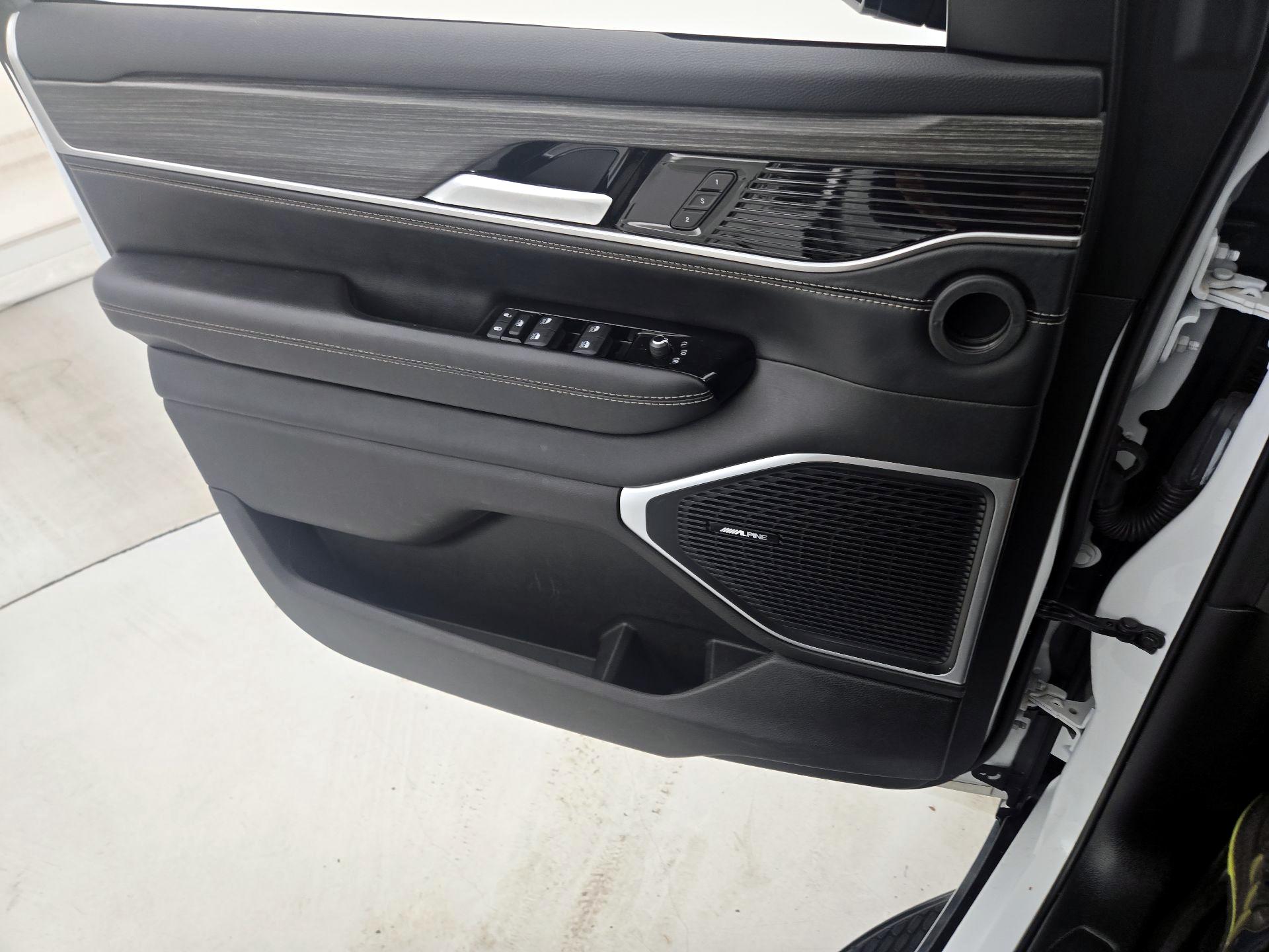 Thumbnail: 2024 Jeep Wagoneer - 12