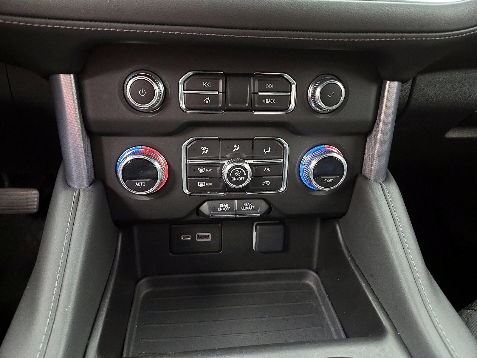 2023 GMC Yukon SLE - Photo 18