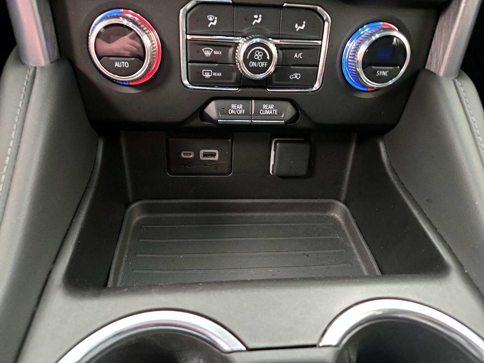 2023 GMC Yukon SLE - Photo 20