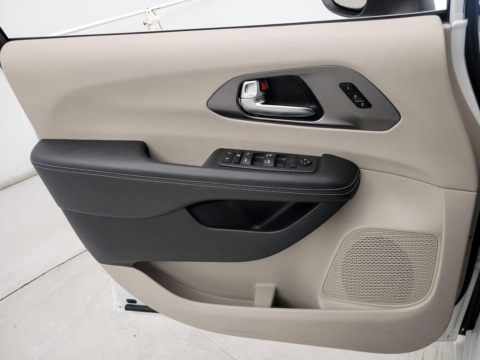 Thumbnail: 2023 Chrysler Pacifica - 12