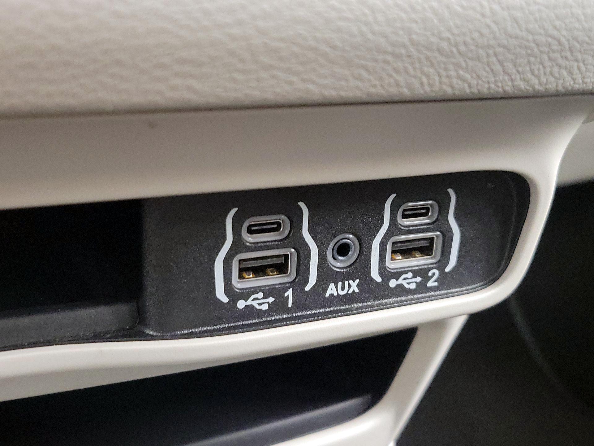 Thumbnail: 2023 Chrysler Pacifica - 18