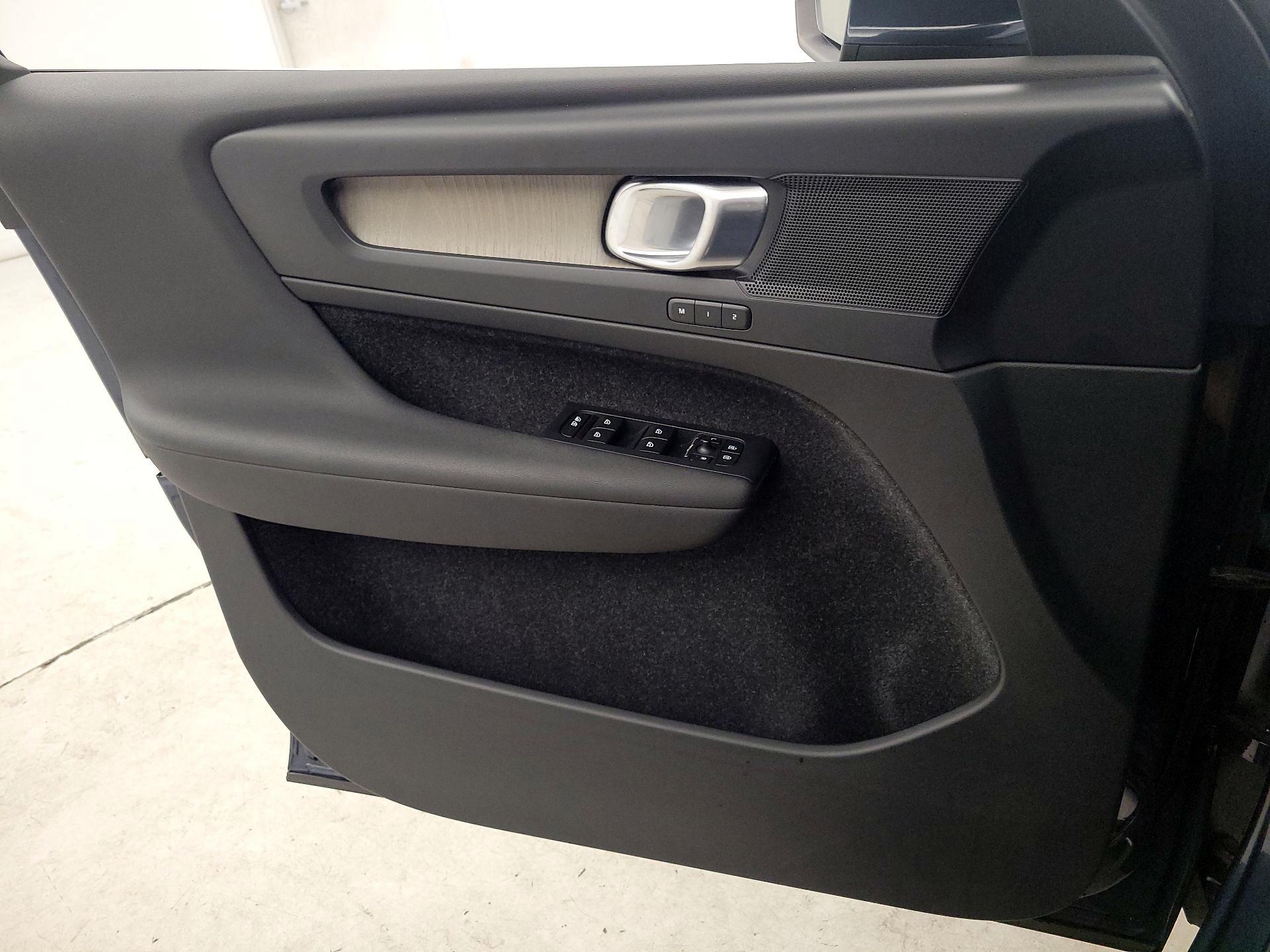 Thumbnail: 2020 Volvo XC40 - 12