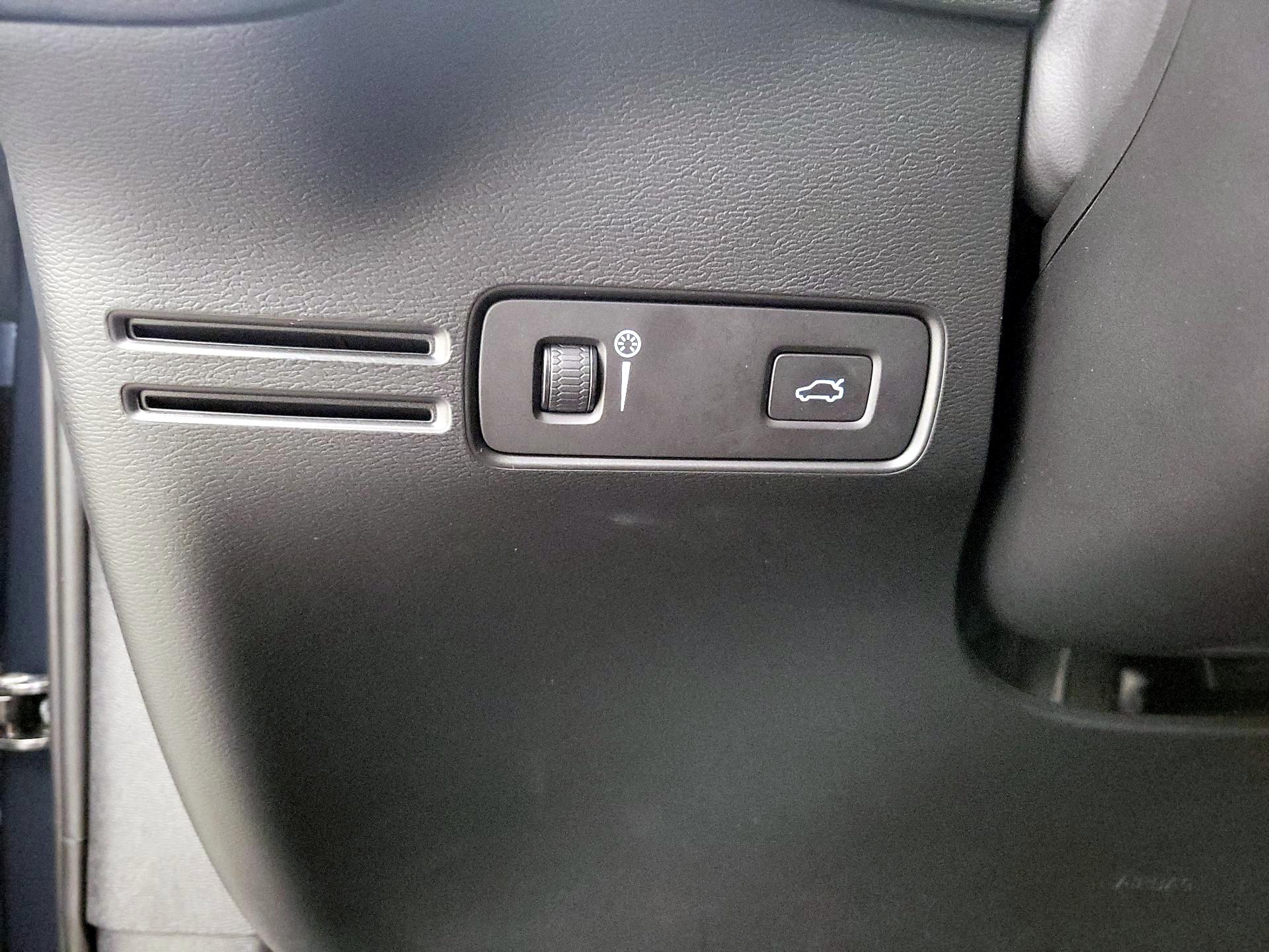 Thumbnail: 2020 Volvo XC40 - 13