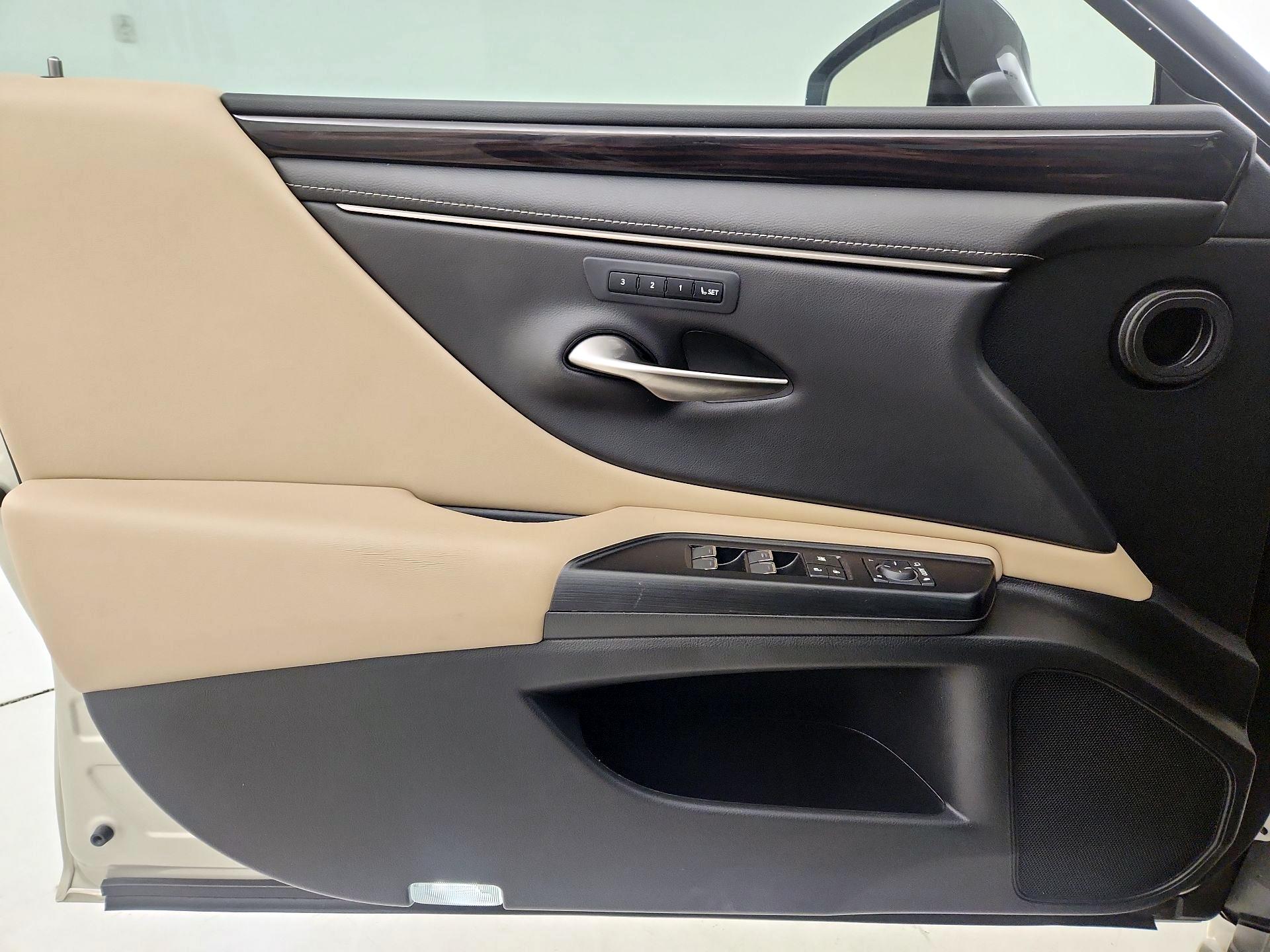 Thumbnail: 2021 Lexus ES - 12