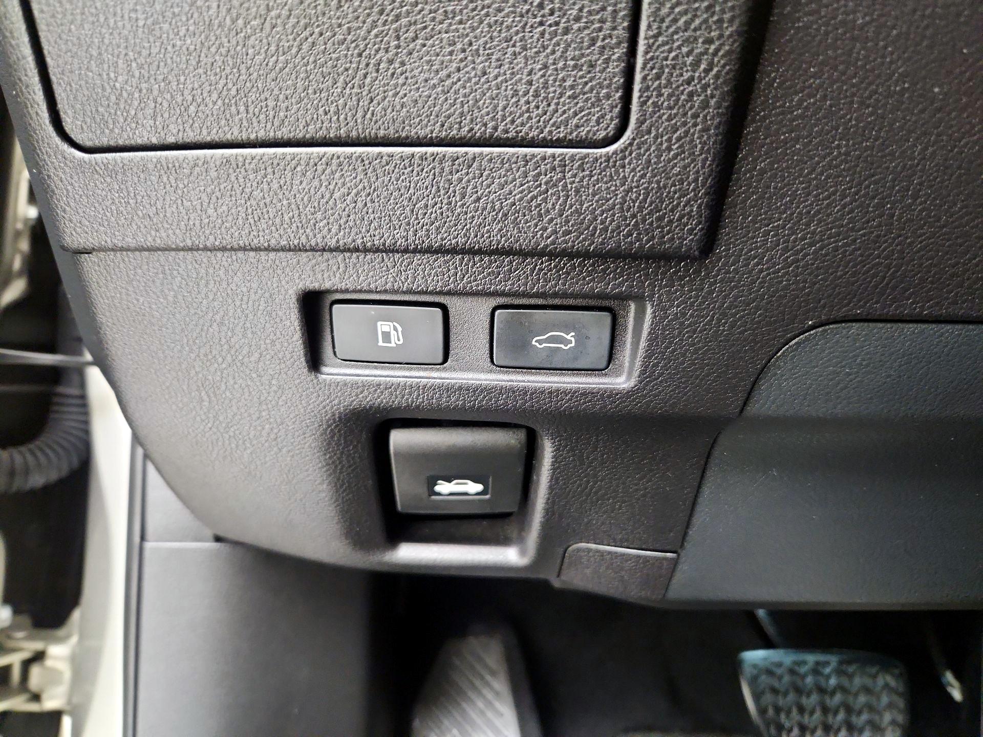 Thumbnail: 2021 Lexus ES - 13