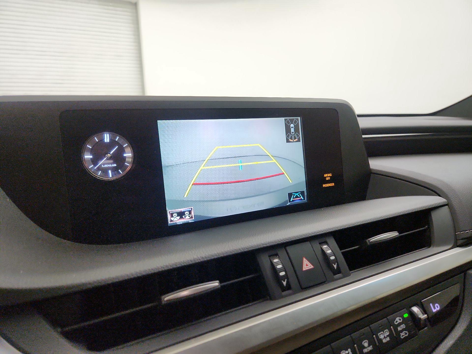 Thumbnail: 2021 Lexus ES - 14