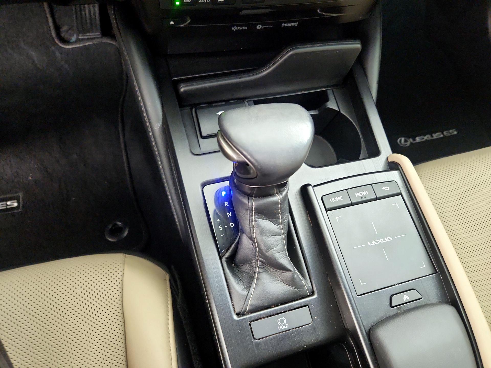 Thumbnail: 2021 Lexus ES - 17